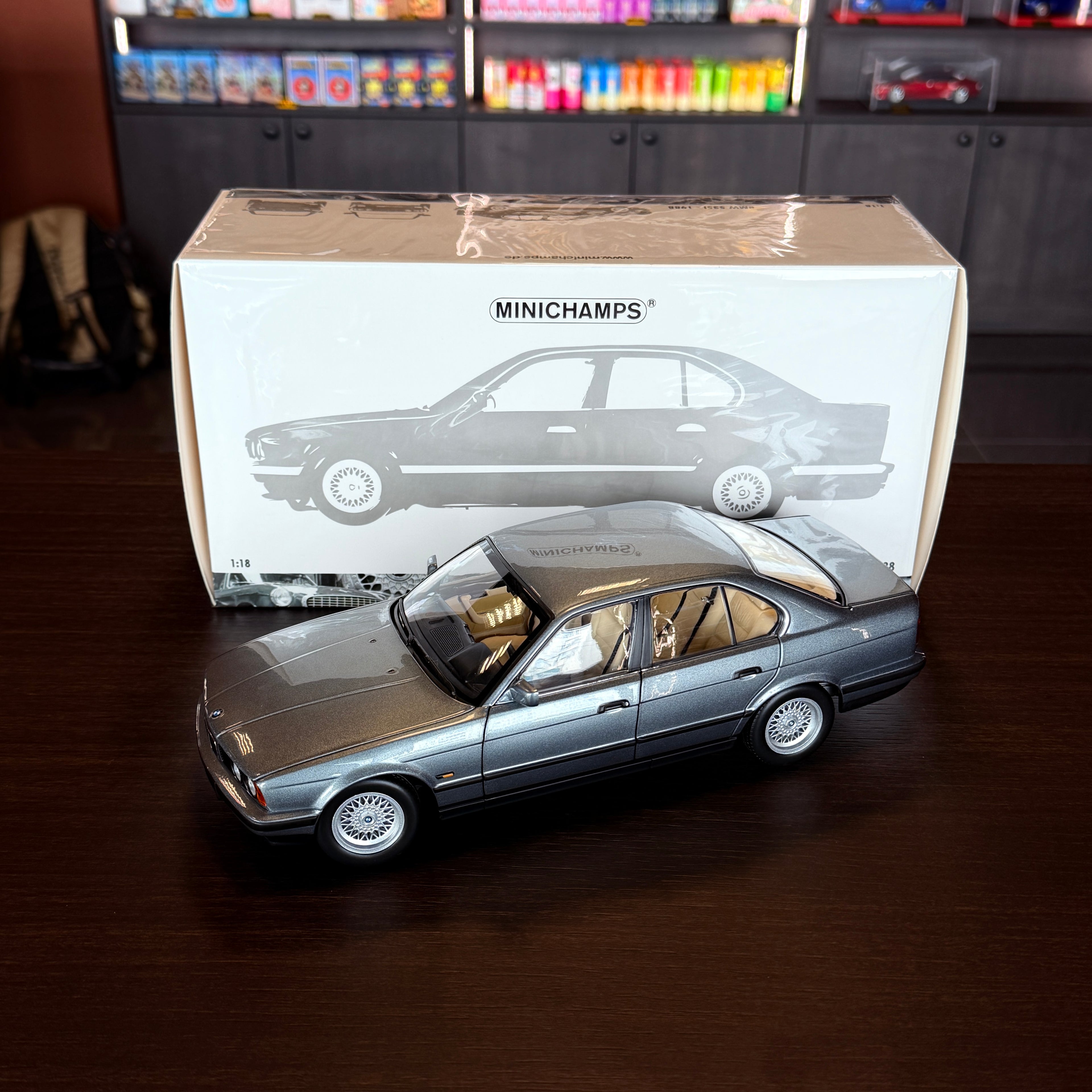BMW 535i (E34) Μεταλλικό γκρι μοντέλο σε κλίμακα 1:18 από τη Minichamps