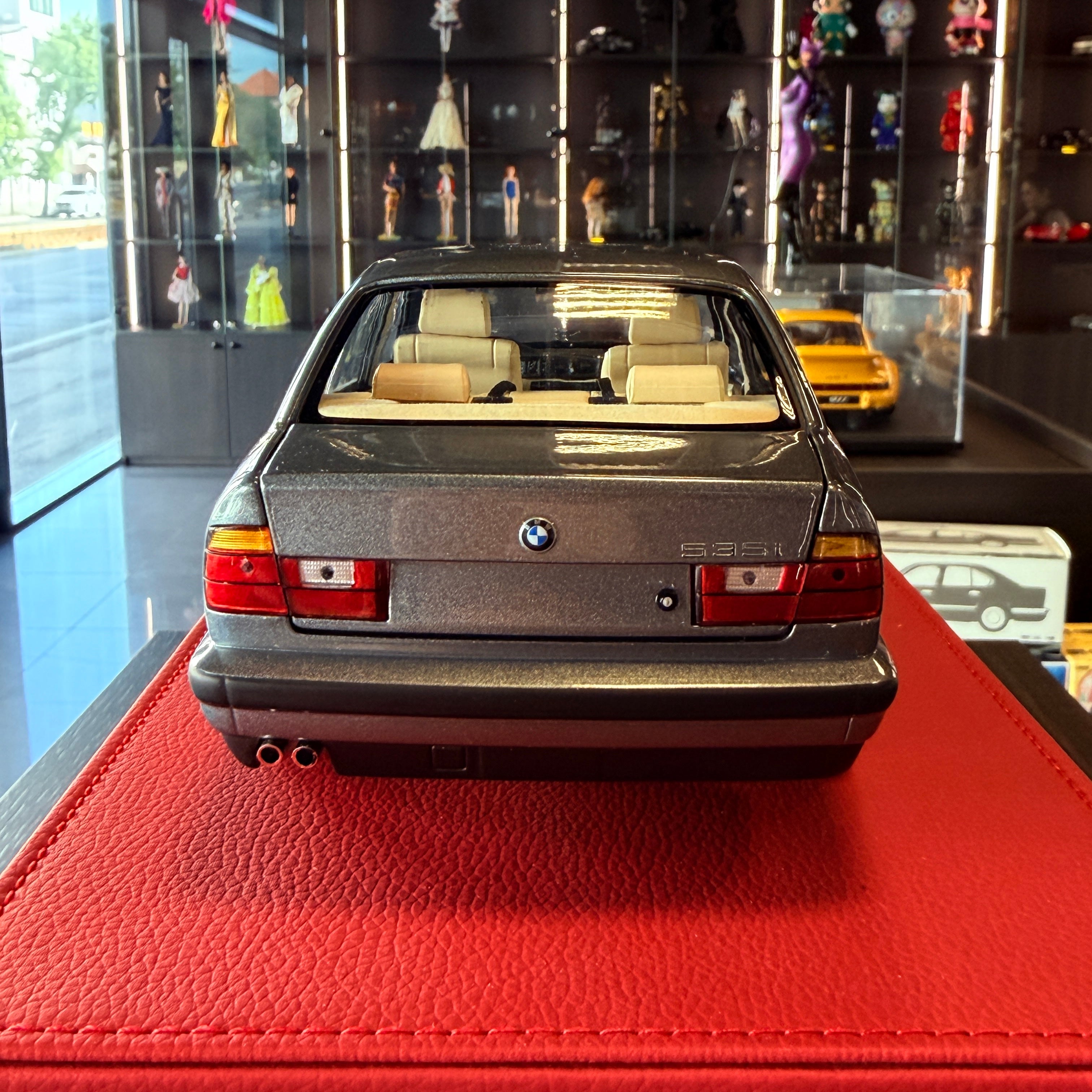 BMW 535i (E34) Μεταλλικό γκρι μοντέλο σε κλίμακα 1:18 από τη Minichamps