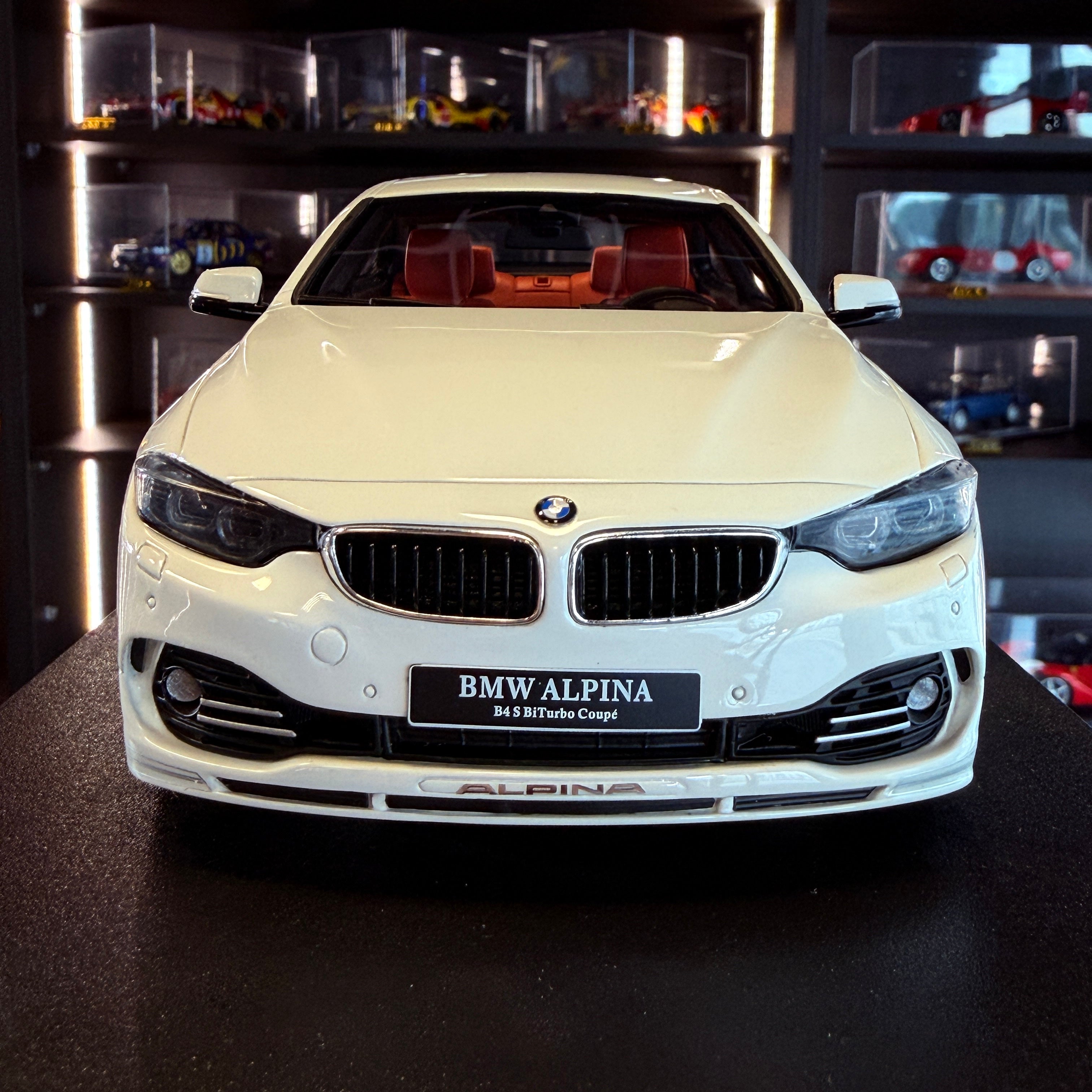 ALPINA B4 Bi-Turbo BMW F32, 1:18 méretarányú, vitrinben, GT Spirit