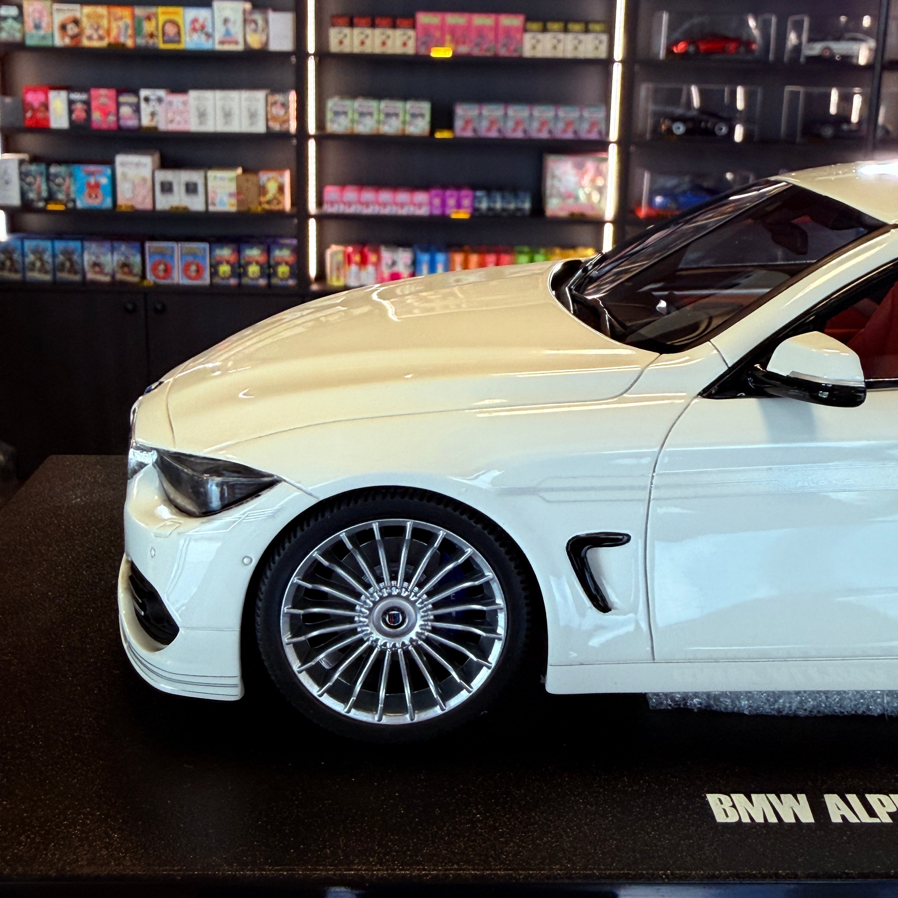 ALPINA B4 Bi-Turbo BMW F32 σε Κλίμακα 1:18 με Βιτρίνα από την GT Spirit