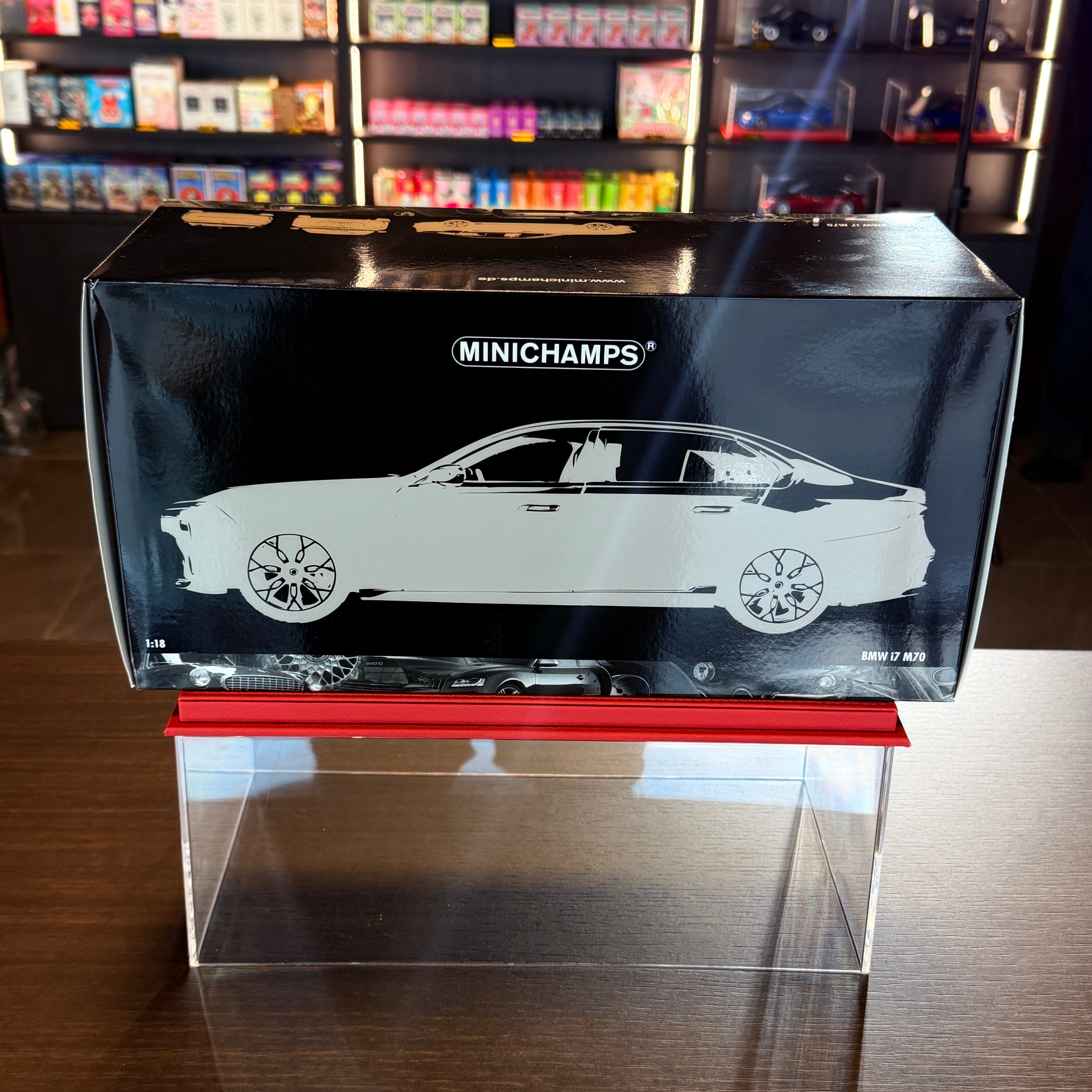 BMW i7 M70 2023 Blue Metallic / Black Metallic 1:18 Scale with Display Case by Minichamps