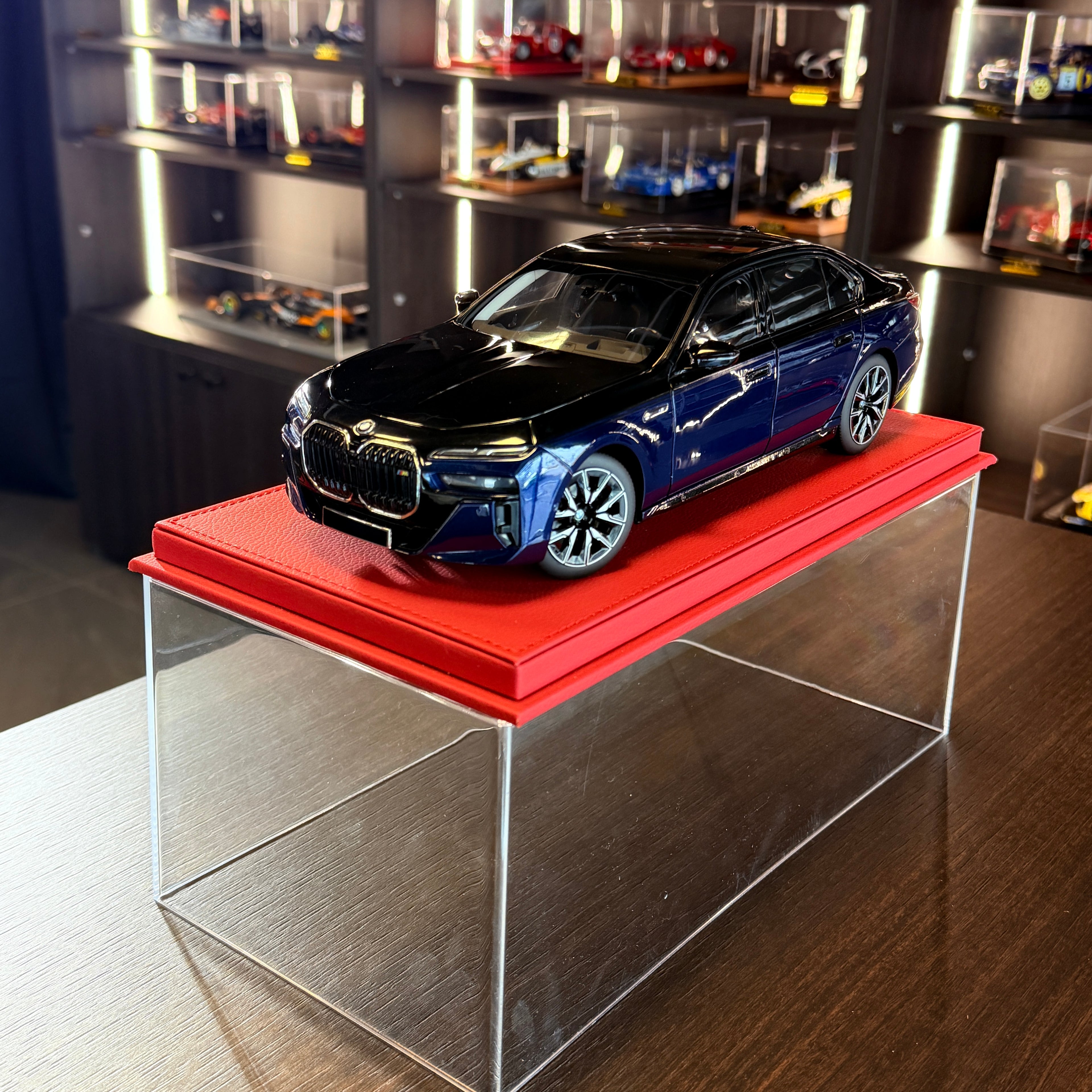BMW i7 M70 2023 Blue Metallic / Black Metallic 1:18 Scale with Display Case by Minichamps
