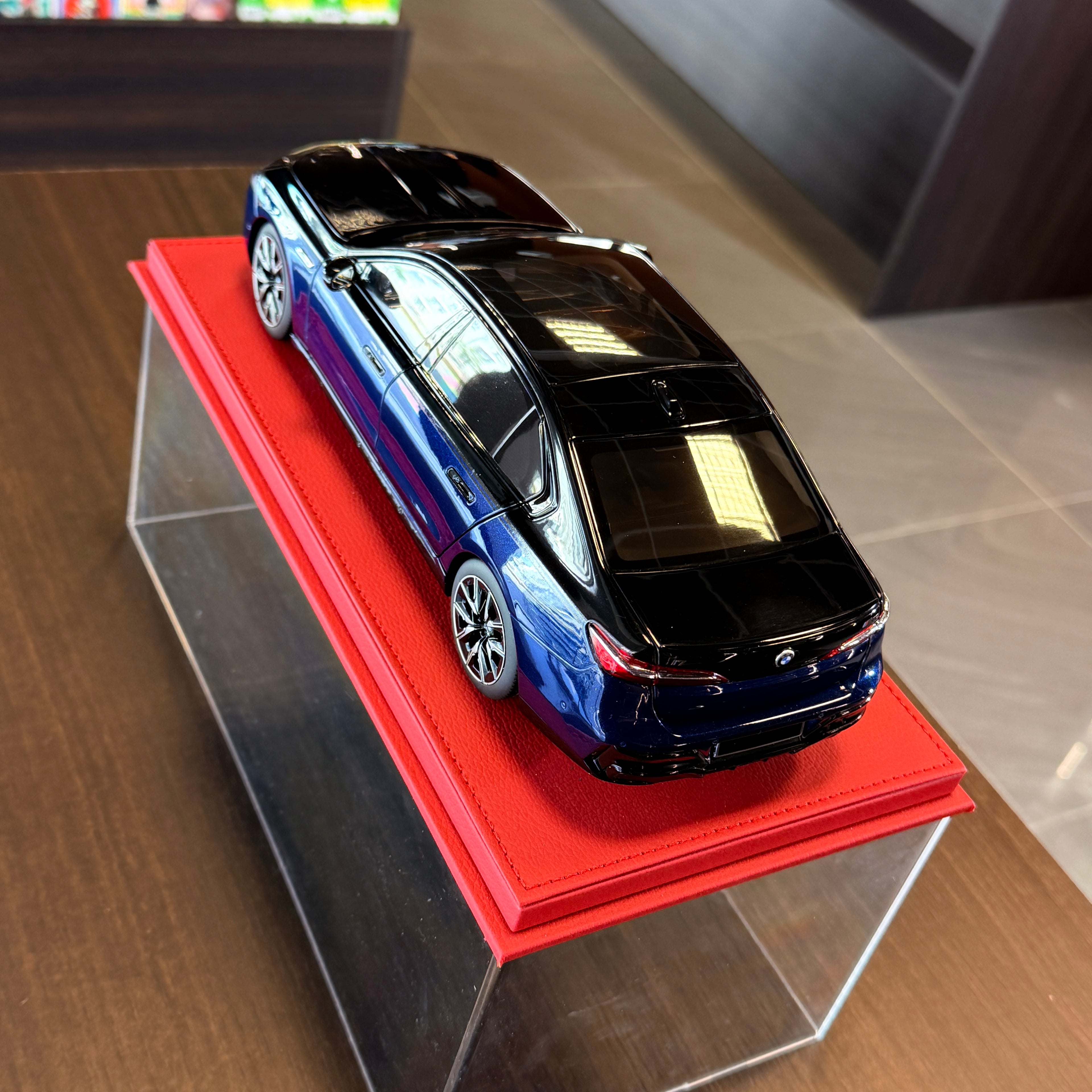 BMW i7 M70 2023 Blue Metallic / Black Metallic 1:18 Scale with Display Case by Minichamps