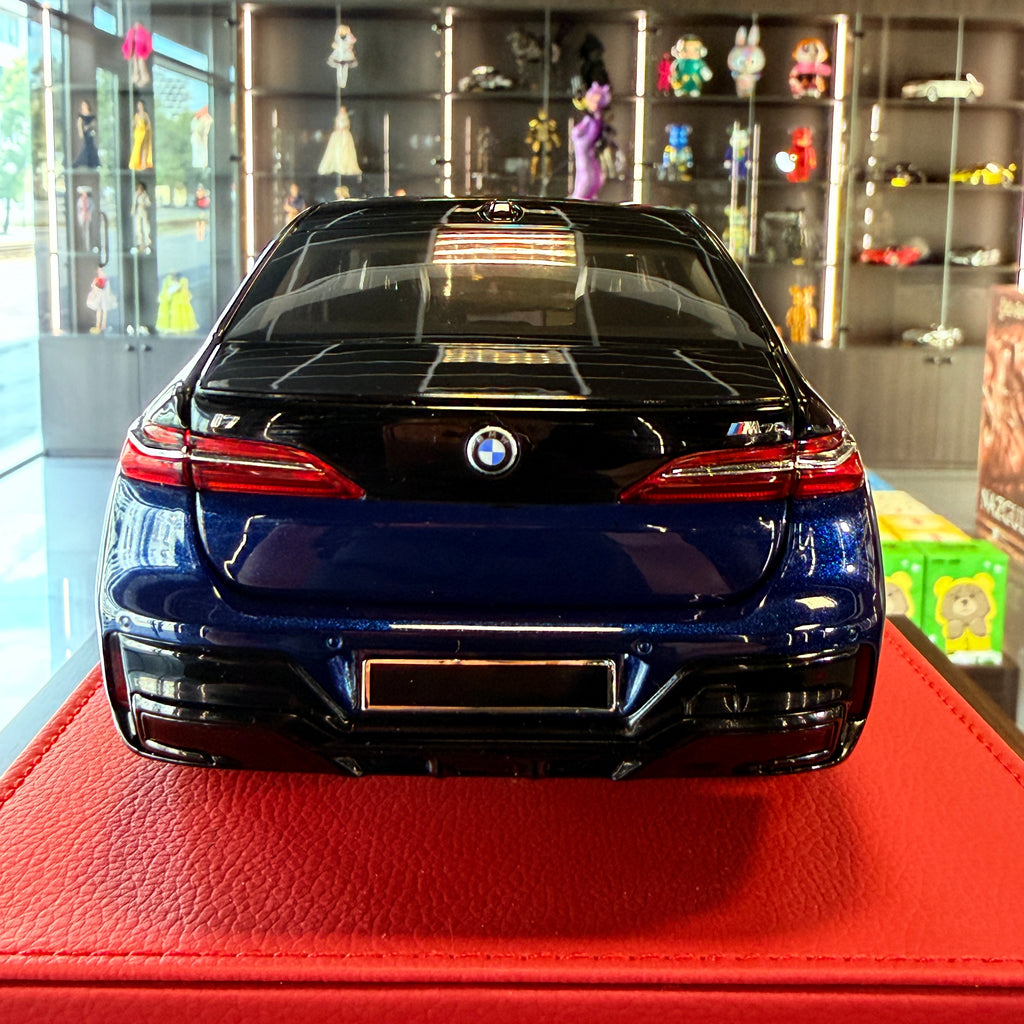 BMW i7 M70 2023 Blue Metallic / Black Metallic 1:18 Scale with Display Case by Minichamps