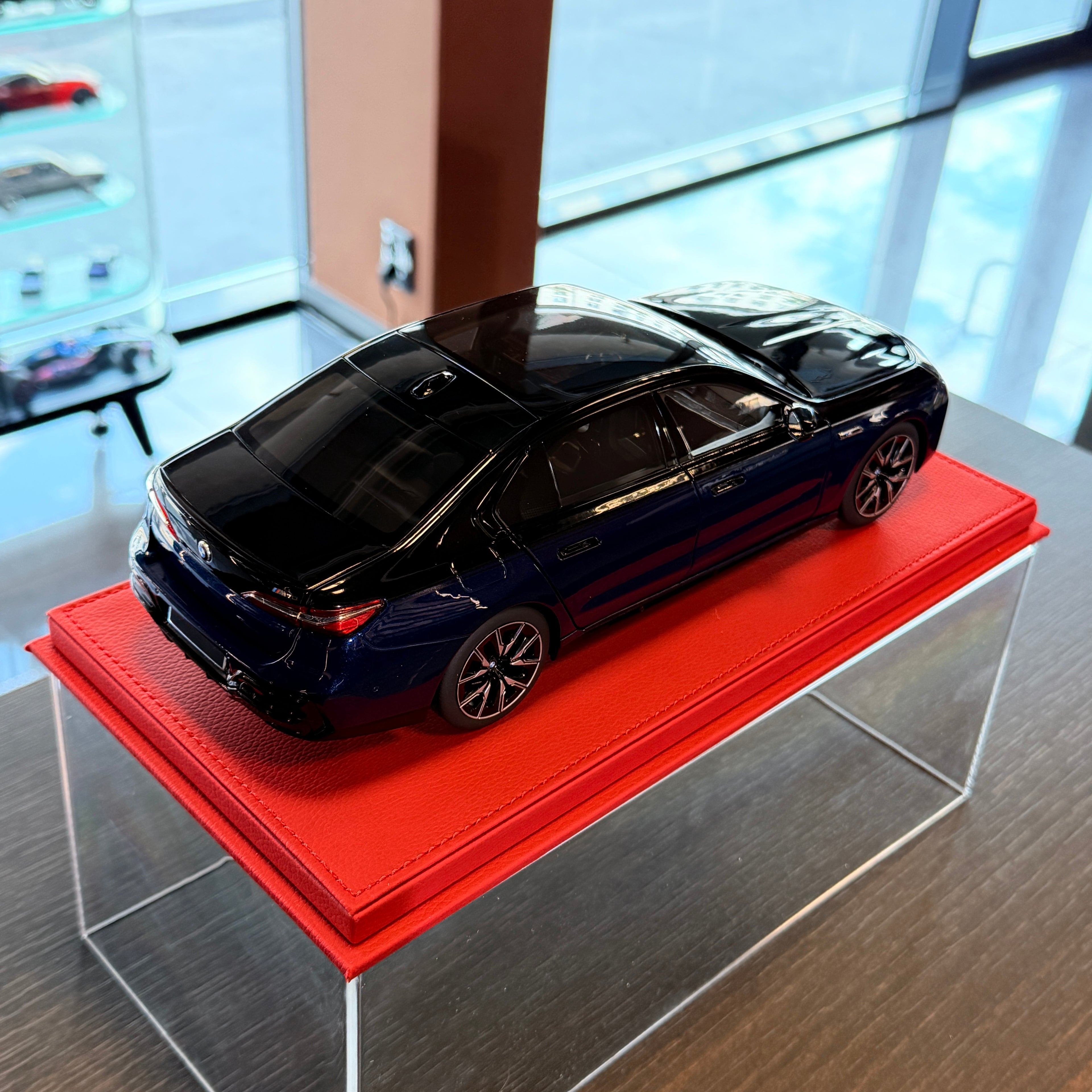 BMW i7 M70 2023 Blue Metallic / Black Metallic 1:18 Scale with Display Case by Minichamps