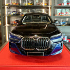 BMW i7 M70 2023 Blue Metallic / Black Metallic 1:18 Scale with Display Case by Minichamps