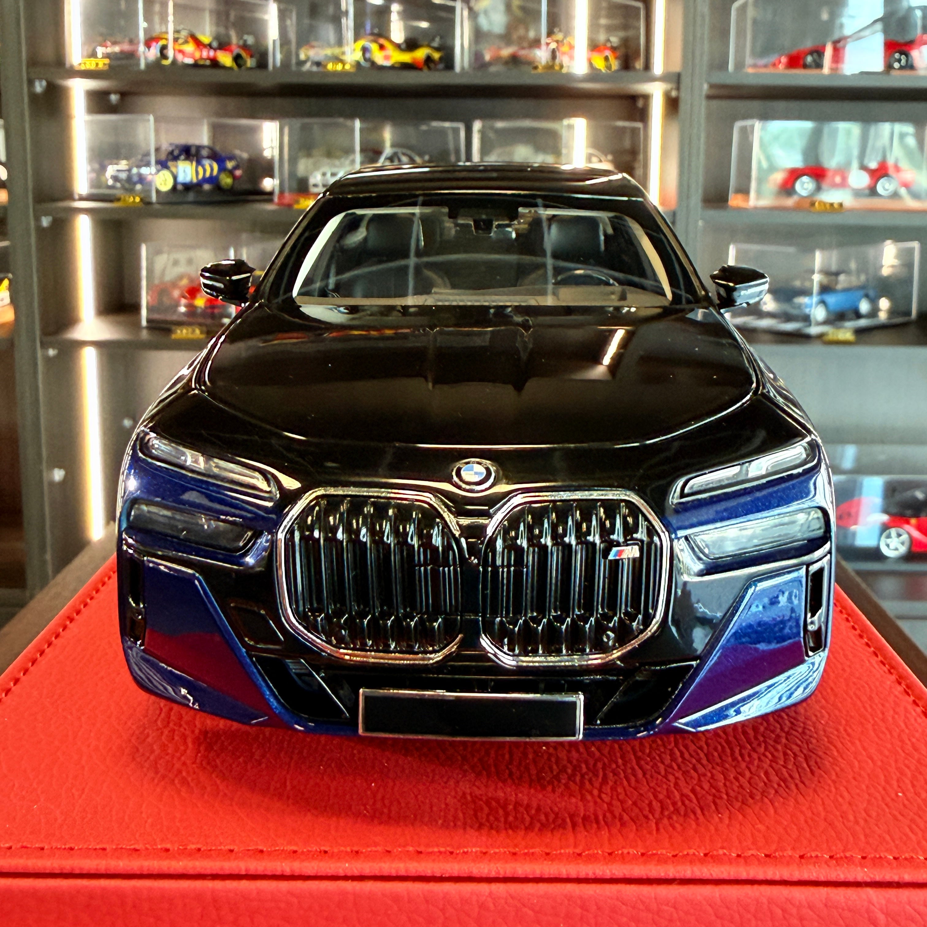 BMW i7 M70 2023 Blue Metallic / Black Metallic 1:18 Scale with Display Case by Minichamps