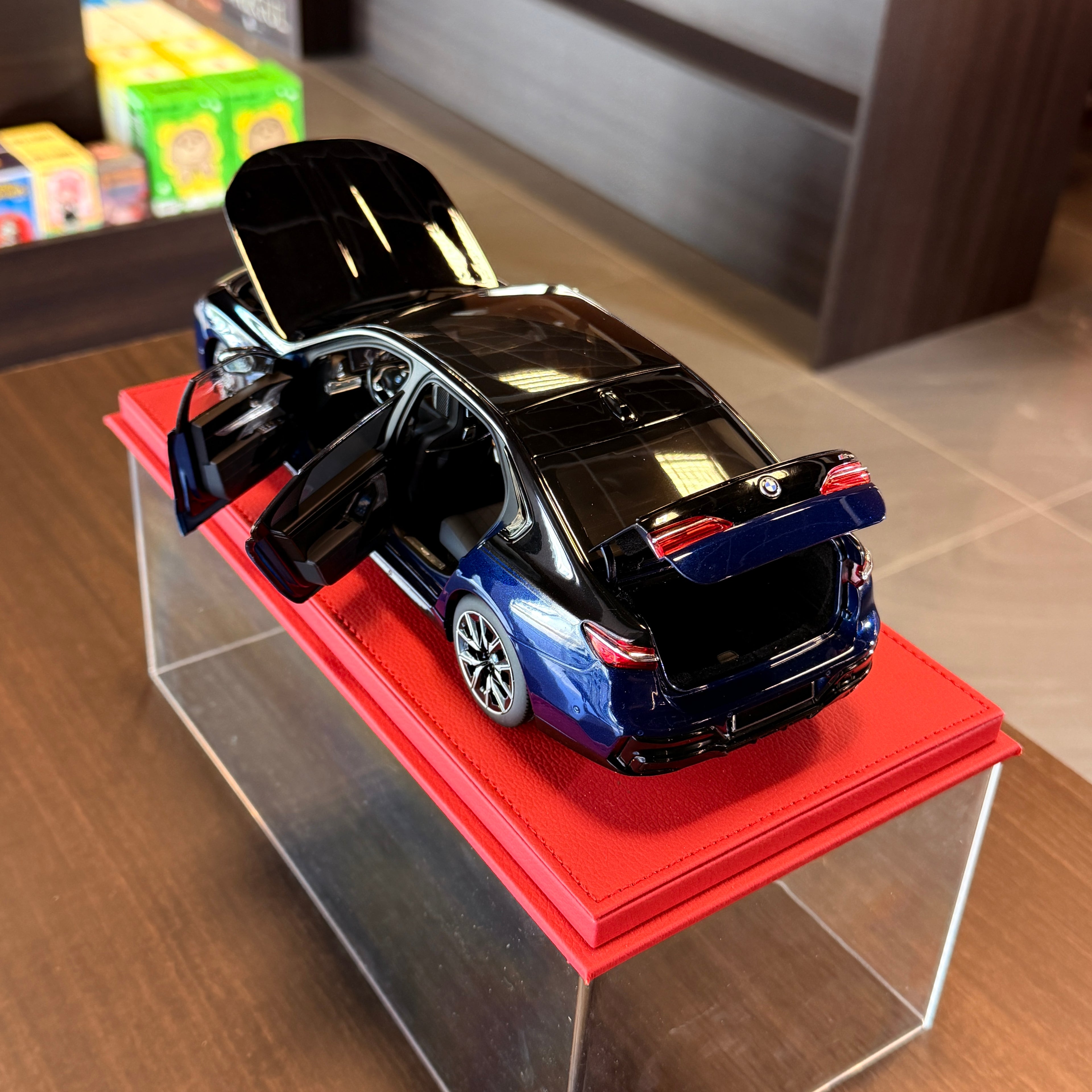 BMW i7 M70 2023 Blue Metallic / Black Metallic 1:18 Scale with Display Case by Minichamps