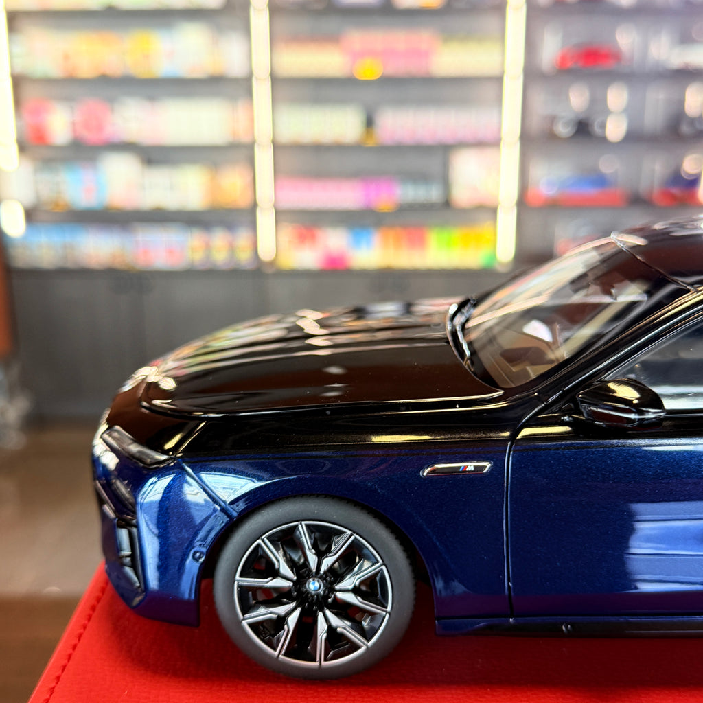 BMW i7 M70 2023 Blue Metallic / Black Metallic 1:18 Scale with Display Case by Minichamps