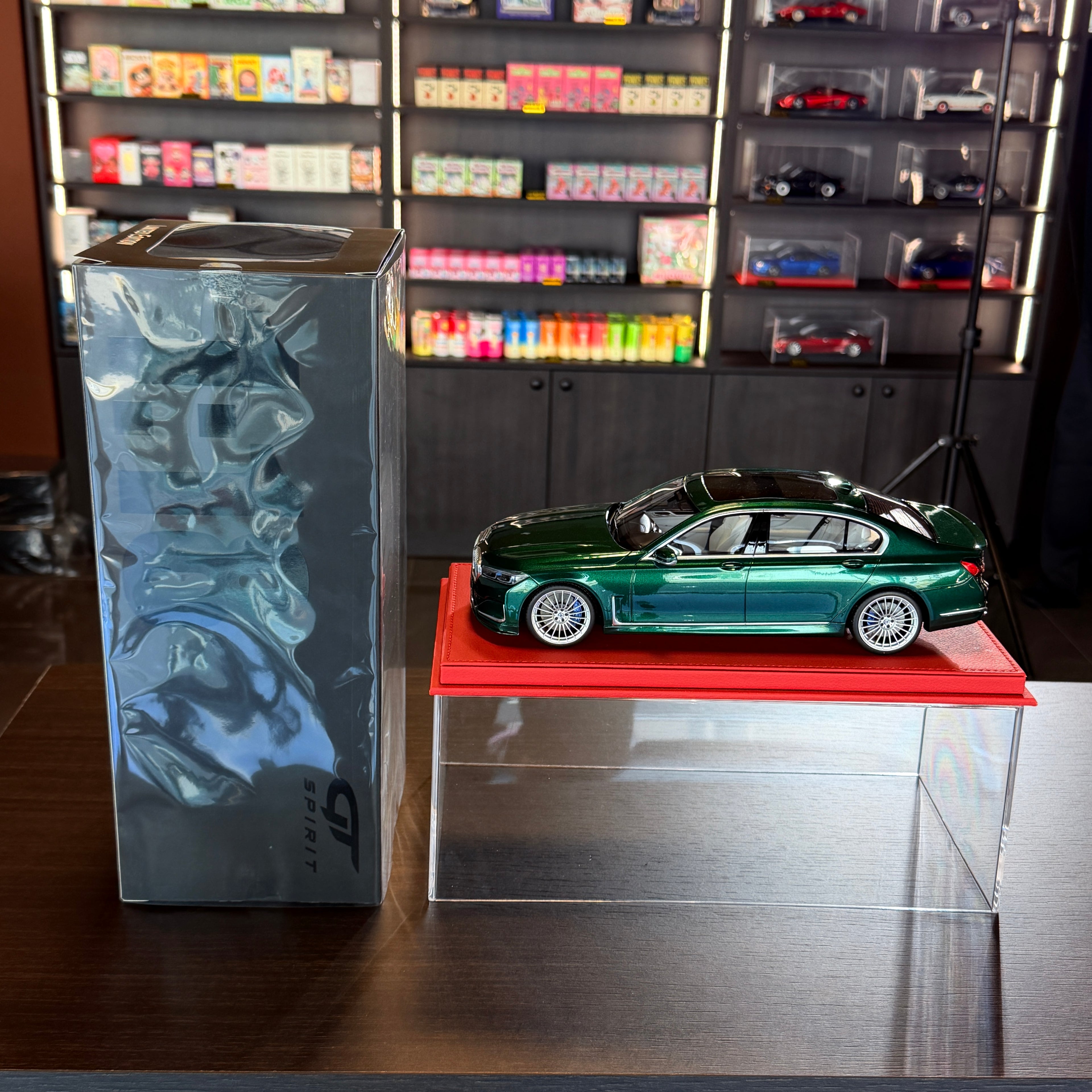 ALPINA B7 BMW G12 σε Κλίμακα 1:18 με Βιτρίνα από την GT Spirit