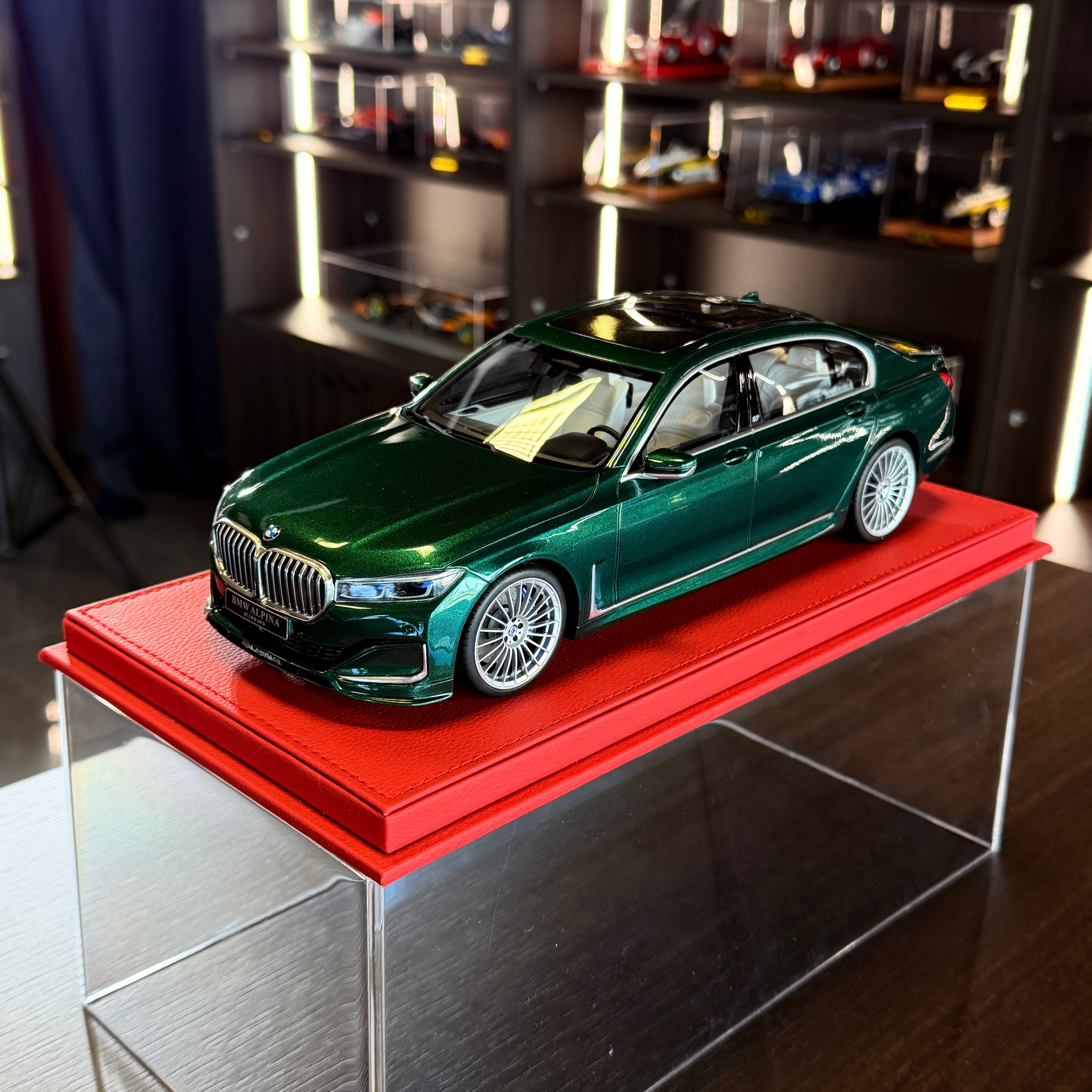 ALPINA B7 BMW G12, 1:18 méretarányú, vitrinben, GT Spirit