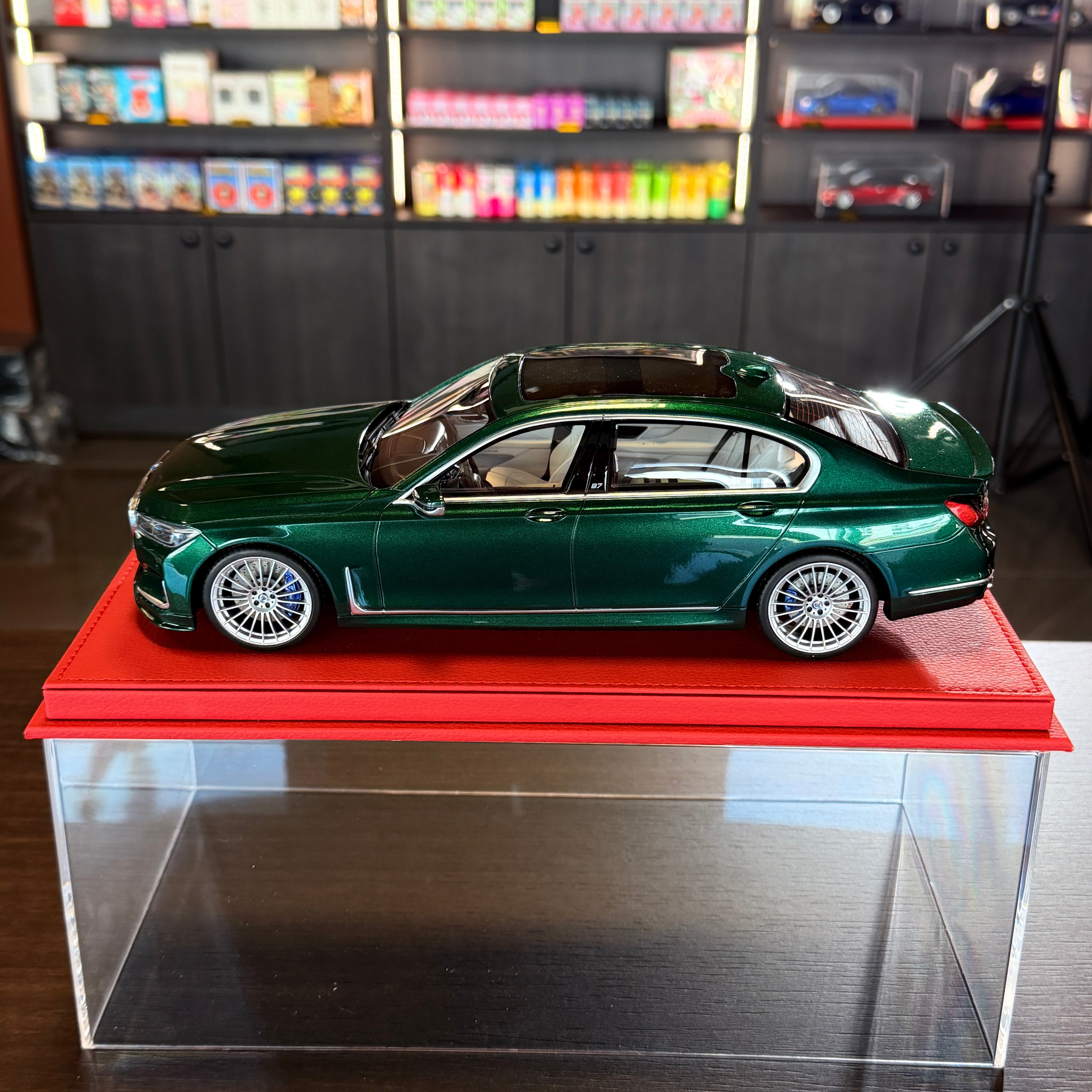 ALPINA B7 BMW G12 σε Κλίμακα 1:18 με Βιτρίνα από την GT Spirit