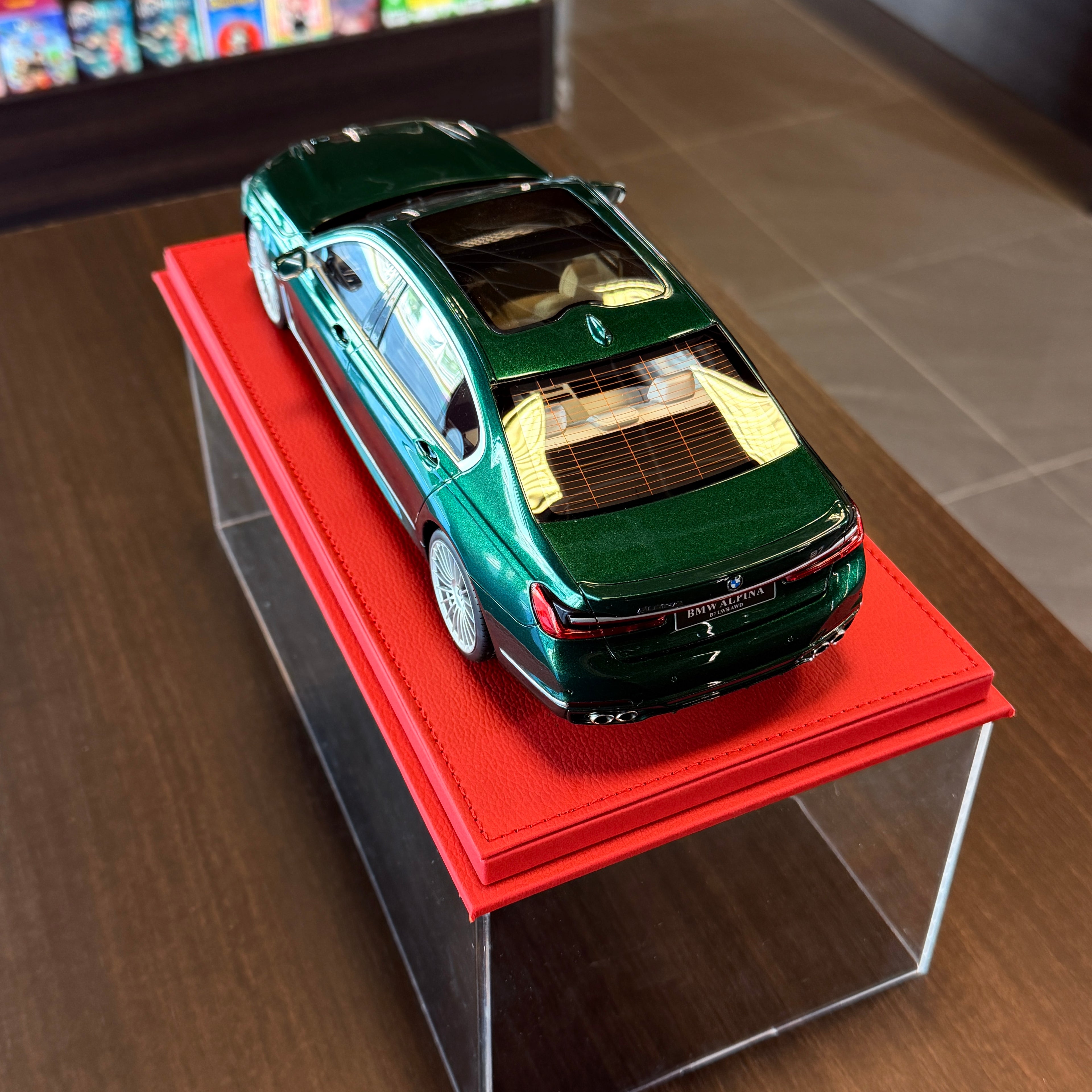 ALPINA B7 BMW G12, 1:18 méretarányú, vitrinben, GT Spirit