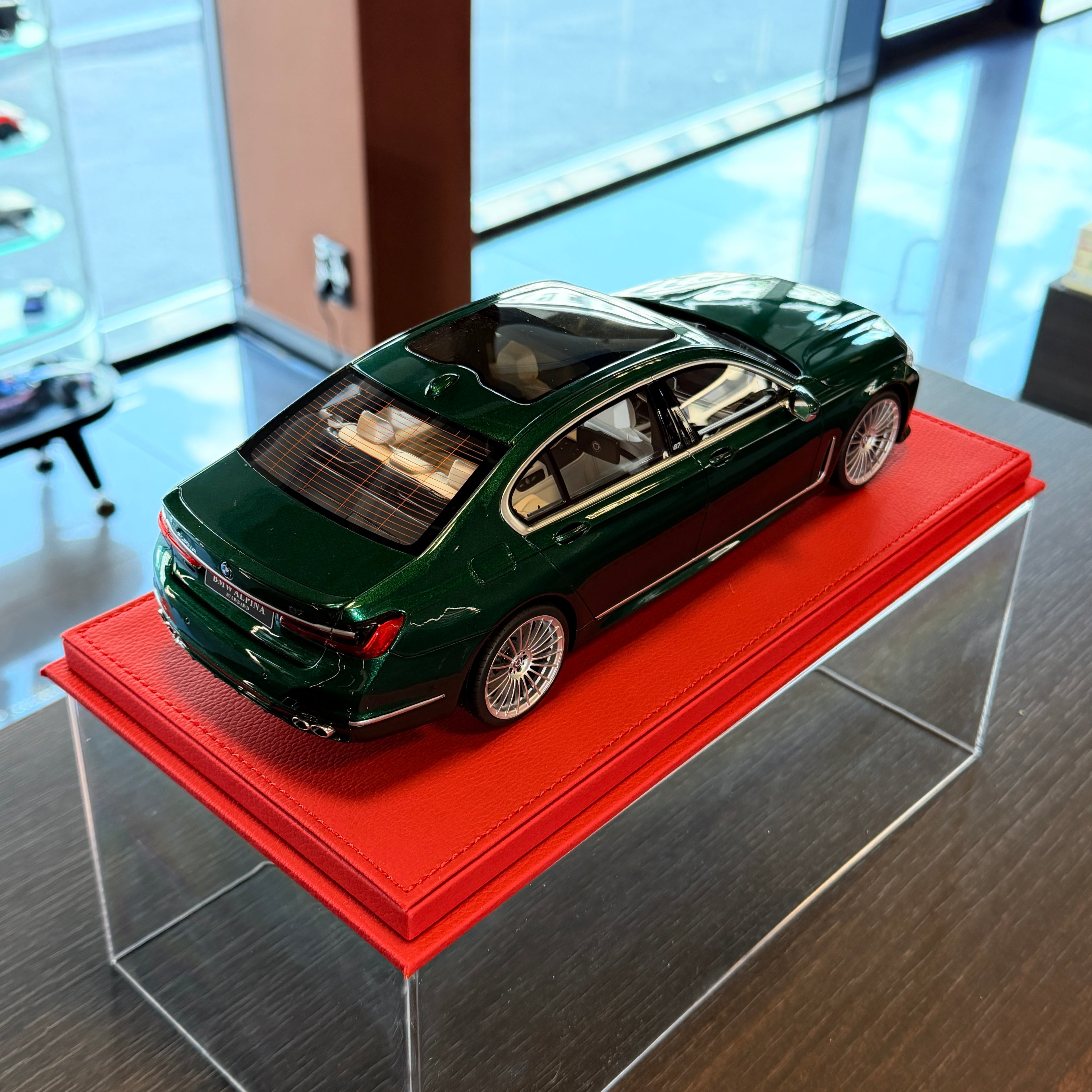 ALPINA B7 BMW G12, 1:18 méretarányú, vitrinben, GT Spirit
