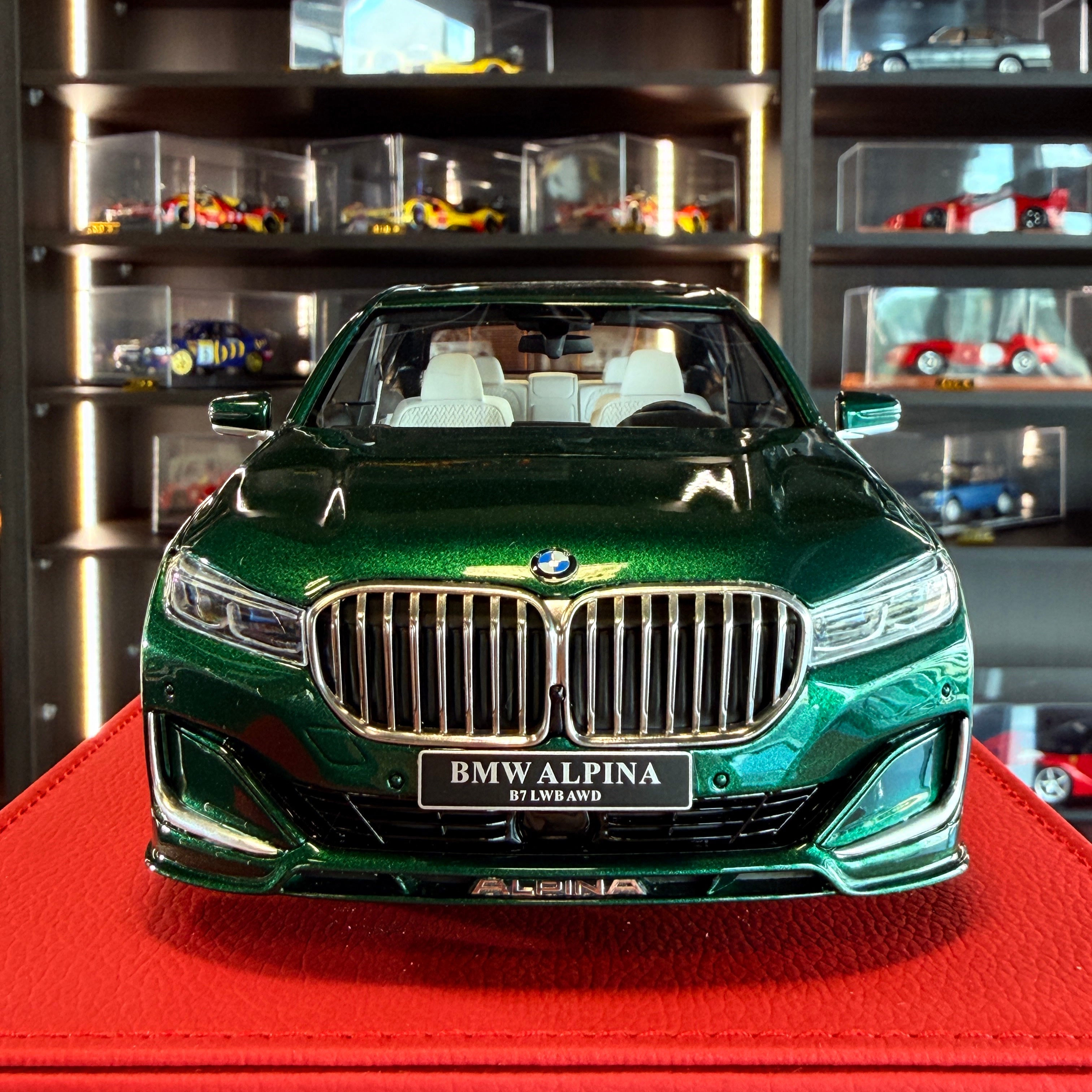ALPINA B7 BMW G12, 1:18 méretarányú, vitrinben, GT Spirit