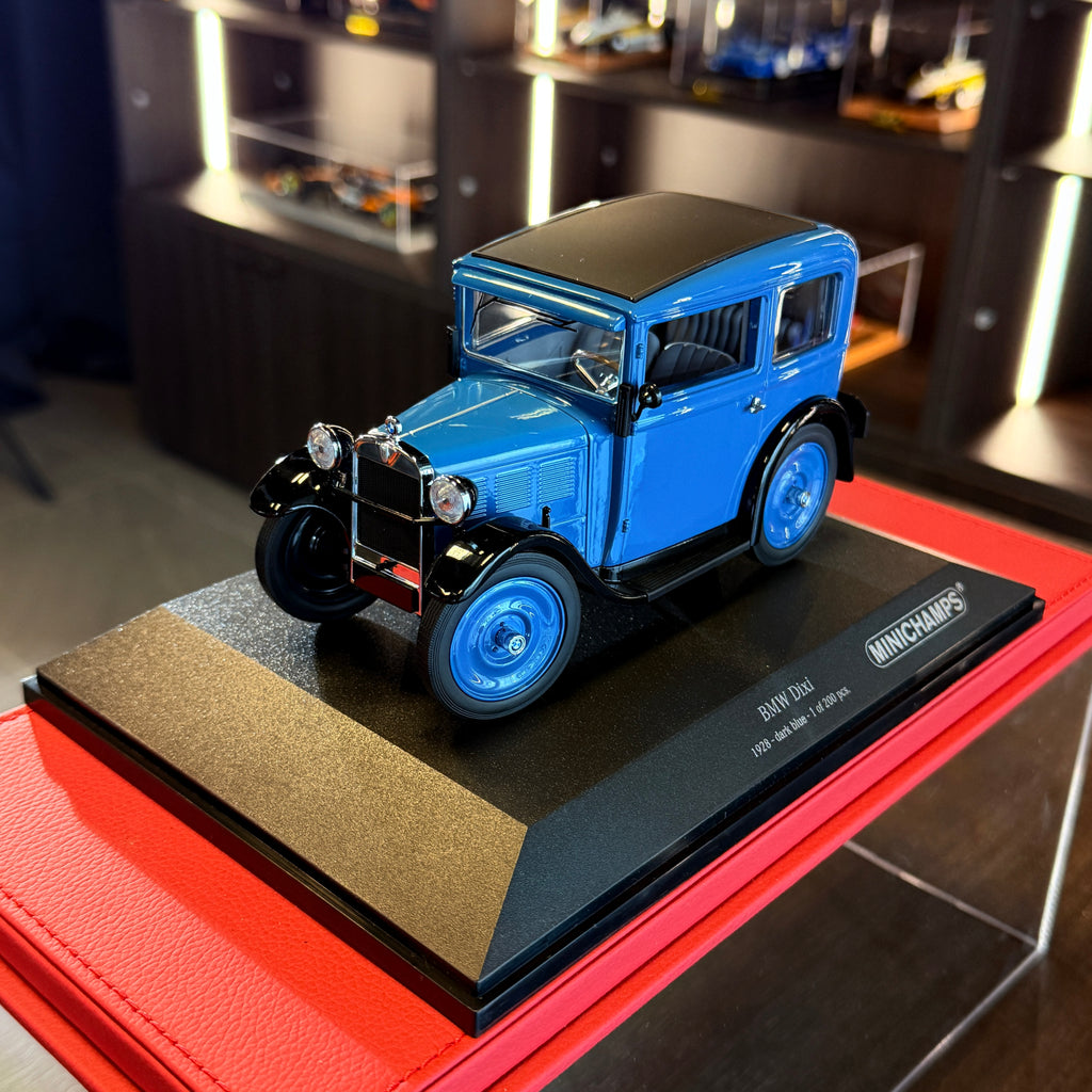 BMW Dixi 1928 mörkblå, begränsad upplaga om 200 exemplar, skala 1:18 med vitrinskåp från Minichamps