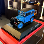 BMW Dixi 1928 mörkblå, begränsad upplaga om 200 exemplar, skala 1:18 med vitrinskåp från Minichamps