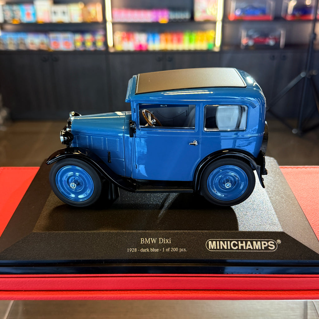 BMW Dixi 1928 mörkblå, begränsad upplaga om 200 exemplar, skala 1:18 med vitrinskåp från Minichamps