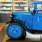 BMW Dixi 1928 mörkblå, begränsad upplaga om 200 exemplar, skala 1:18 med vitrinskåp från Minichamps