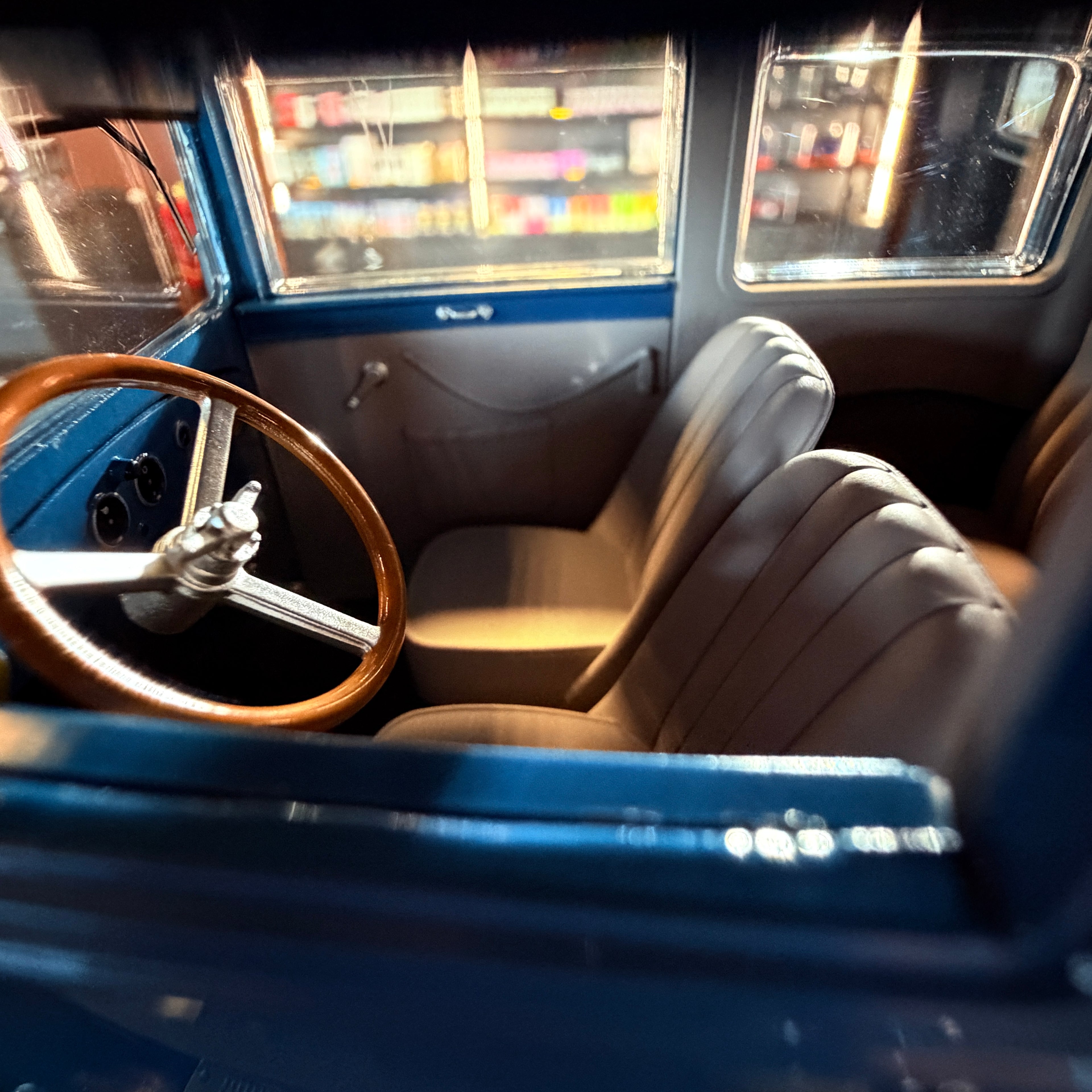 BMW Dixi 1928 mörkblå, begränsad upplaga om 200 exemplar, skala 1:18 med vitrinskåp från Minichamps