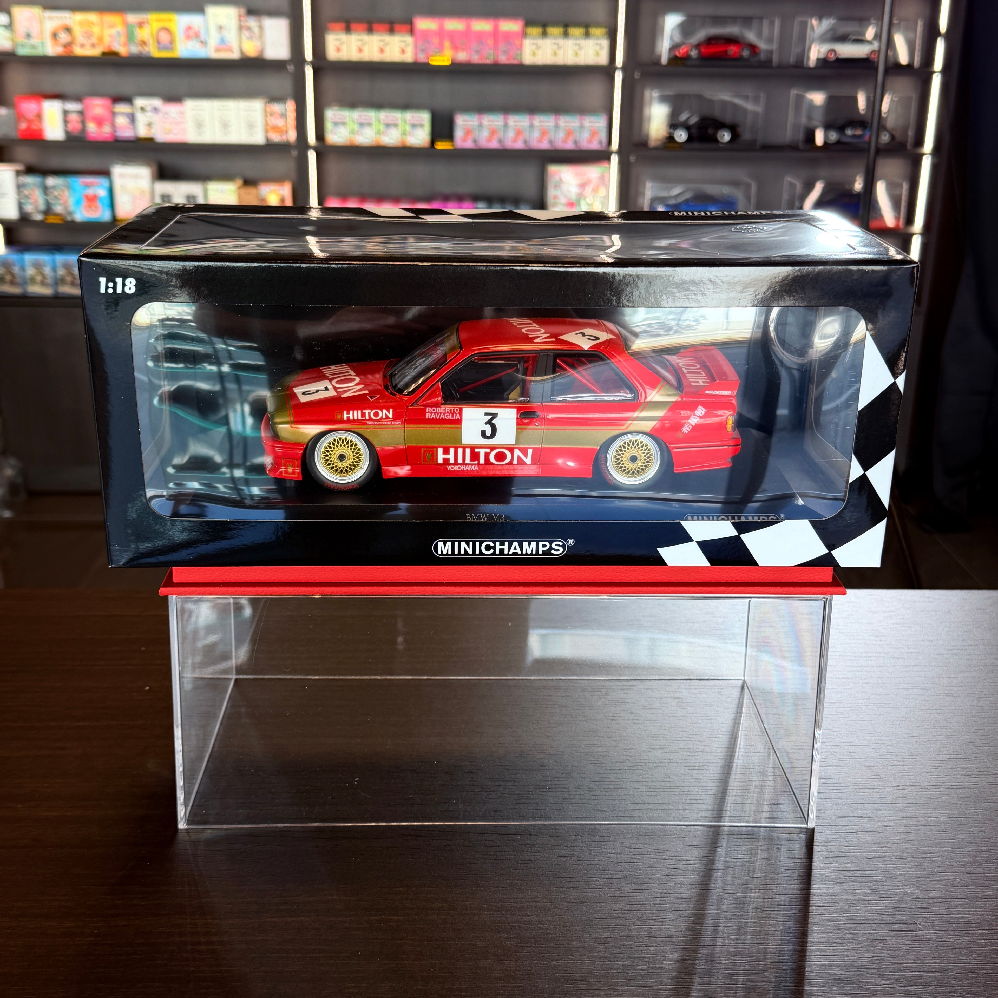 BMW M3 E30 BMW M Team Schnitzer, Roberto Ravaglia, a makaói Guia Race 1987-es győztese, 300 darabos limitált kiadás, 1:18 méretarányban, vitrinben, Minichamps