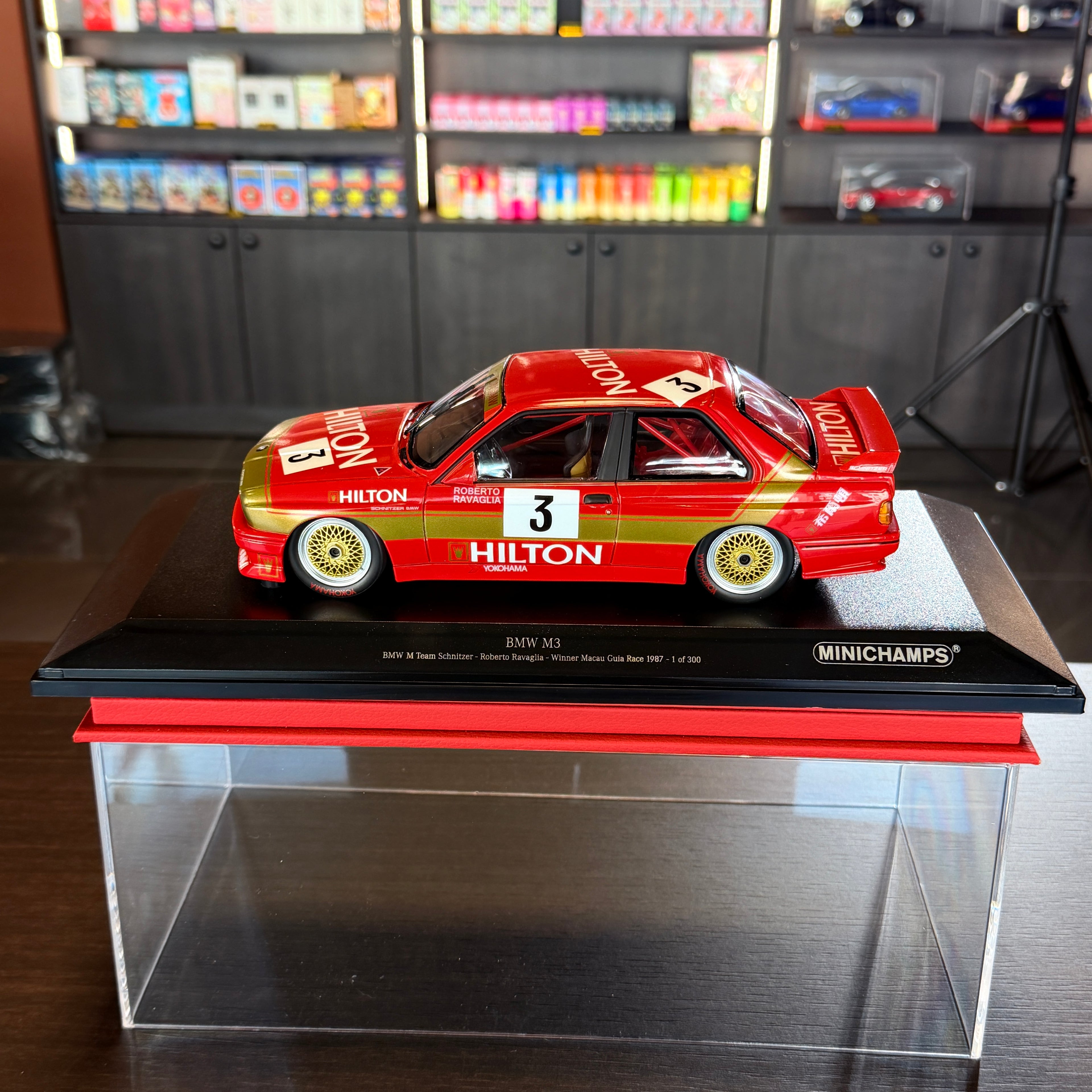 BMW M3 E30 BMW M Team Schnitzer, Roberto Ravaglia, a makaói Guia Race 1987-es győztese, 300 darabos limitált kiadás, 1:18 méretarányban, vitrinben, Minichamps