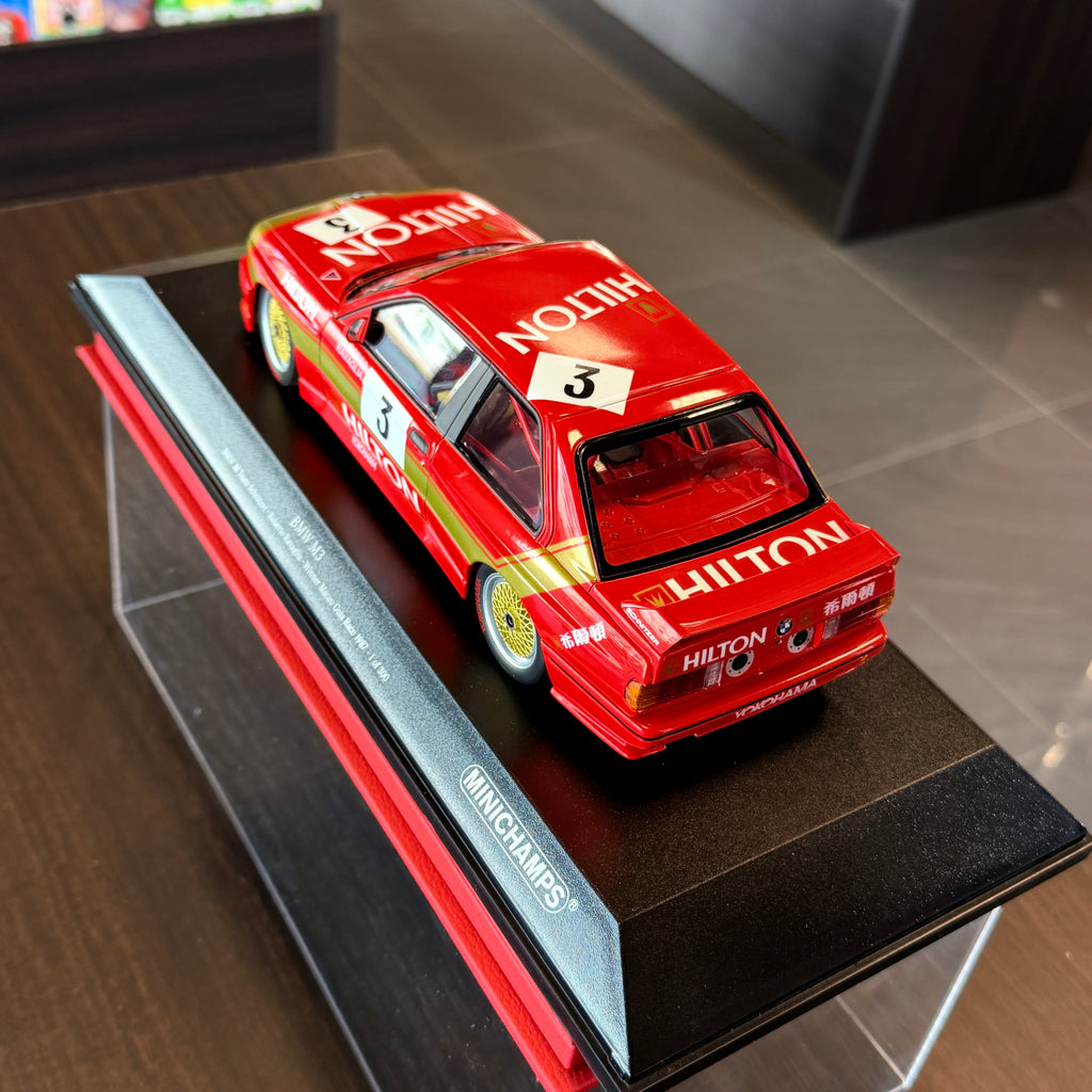 BMW M3 E30 BMW M Team Schnitzer, Roberto Ravaglia, a makaói Guia Race 1987-es győztese, 300 darabos limitált kiadás, 1:18 méretarányban, vitrinben, Minichamps