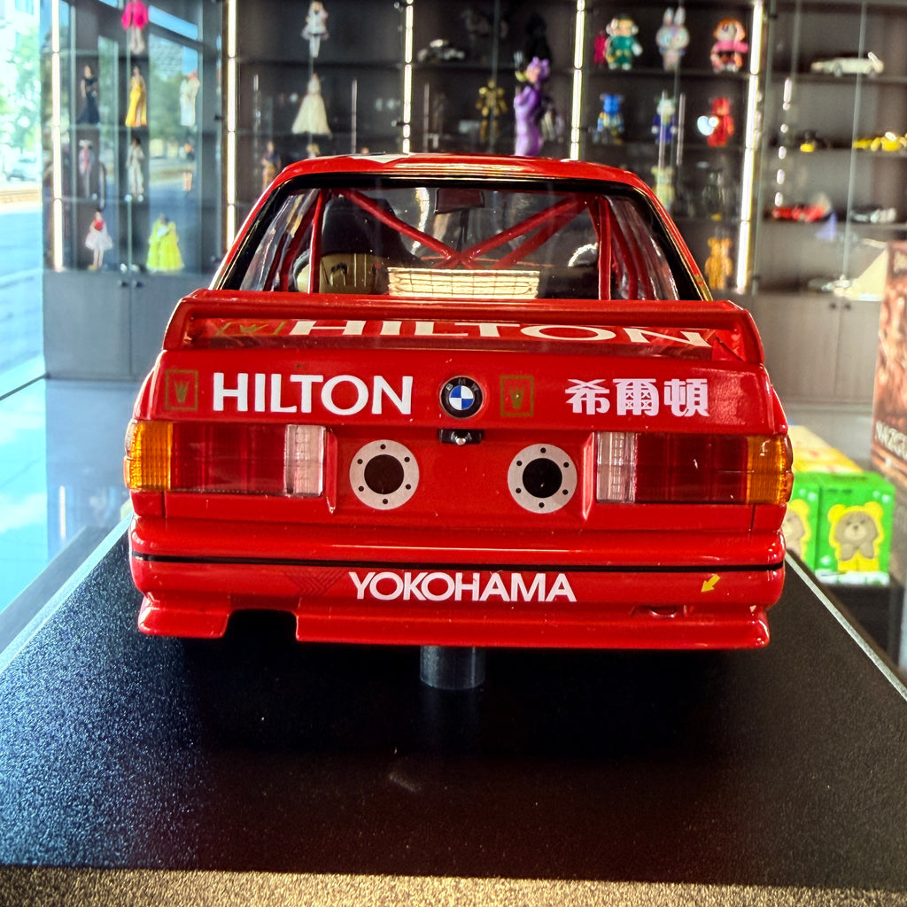 BMW M3 E30 BMW M Team Schnitzer, Roberto Ravaglia, a makaói Guia Race 1987-es győztese, 300 darabos limitált kiadás, 1:18 méretarányban, vitrinben, Minichamps