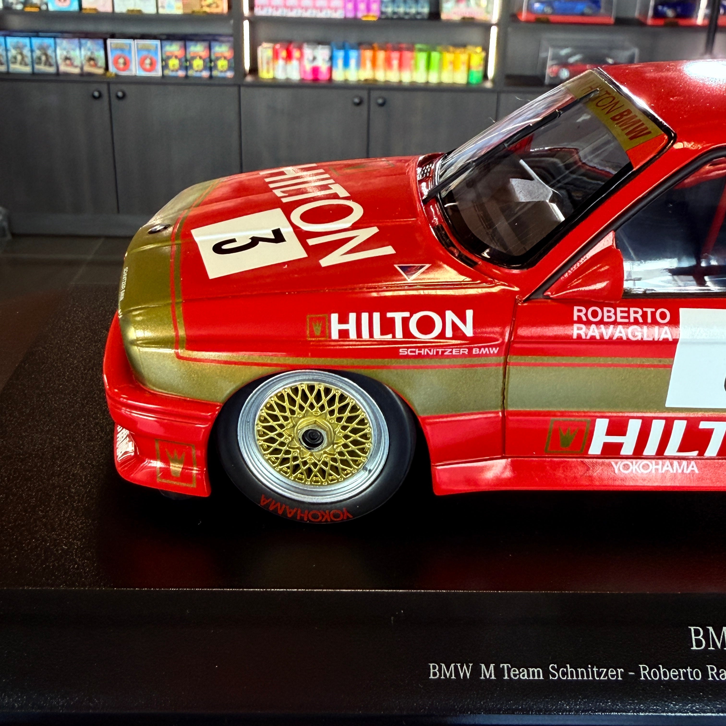 BMW M3 E30 BMW M Team Schnitzer, Roberto Ravaglia, a makaói Guia Race 1987-es győztese, 300 darabos limitált kiadás, 1:18 méretarányban, vitrinben, Minichamps