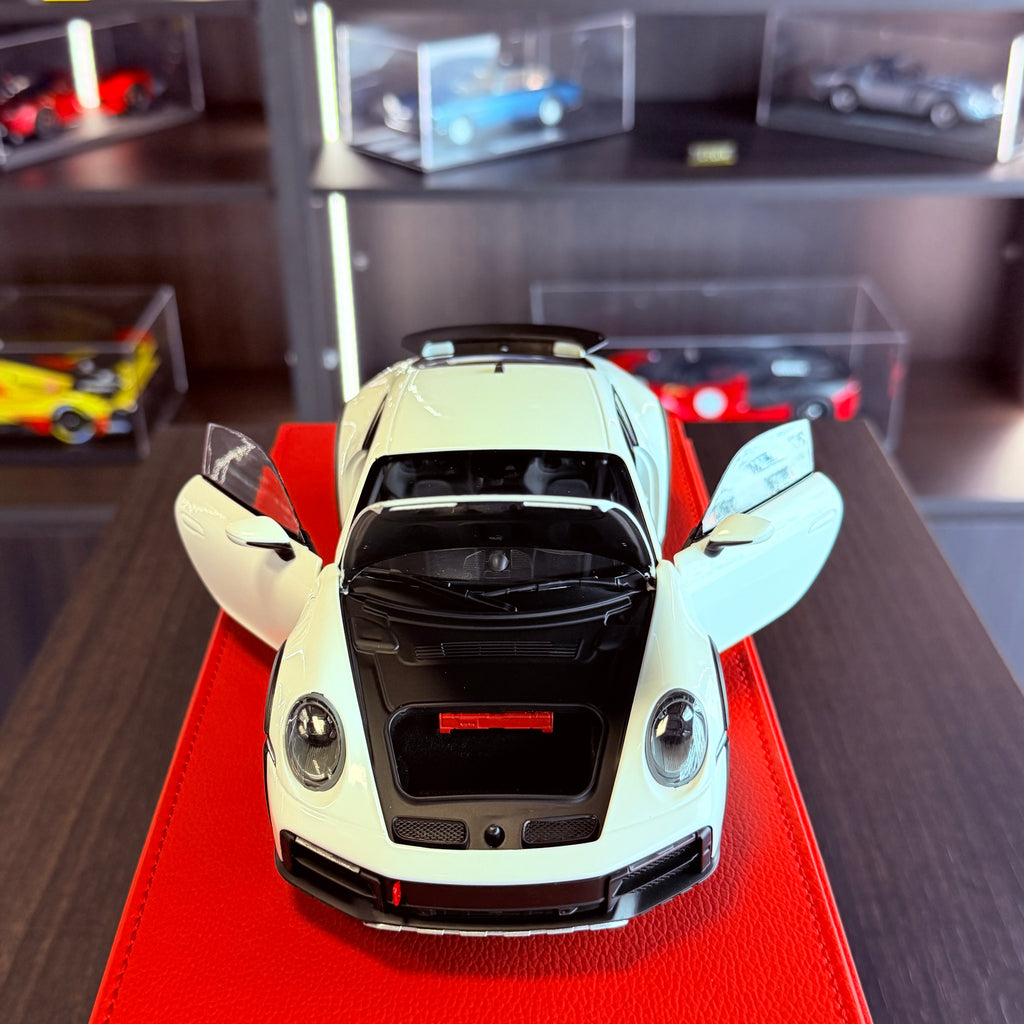 Minichamps Porsche 911 Dakar 2022 1:18 White front view