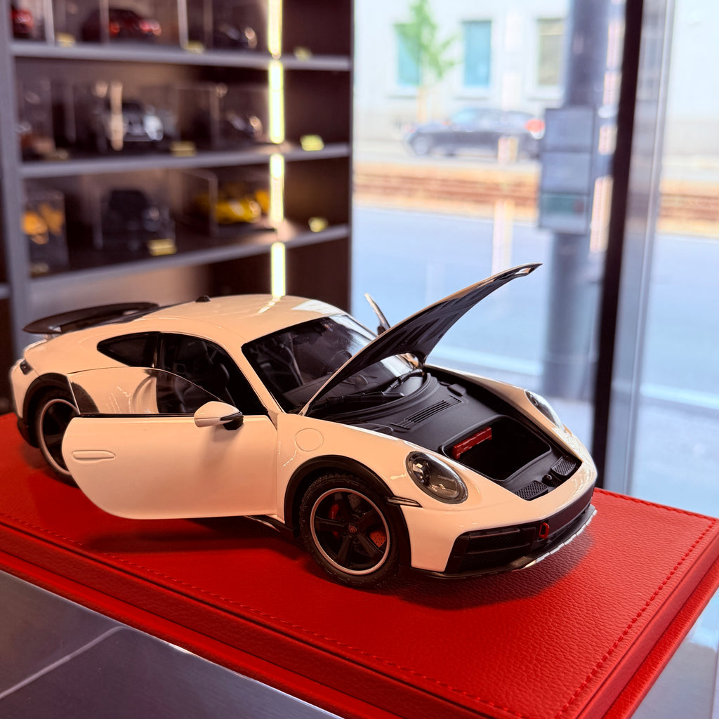 Minichamps Porsche 911 Dakar 2022 1:18 White with original box