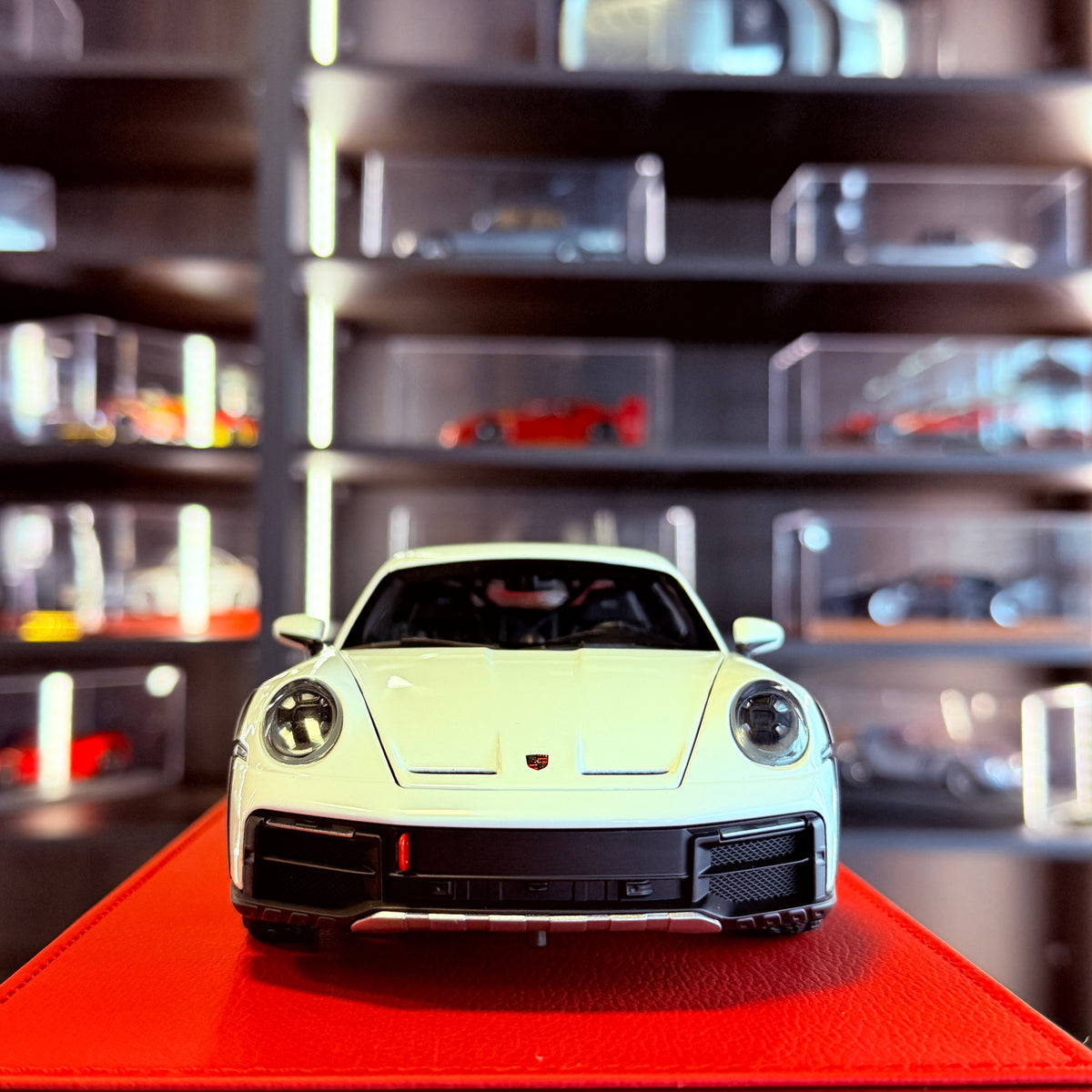 Minichamps Porsche 911 Dakar 2022 1:18 White rear detail