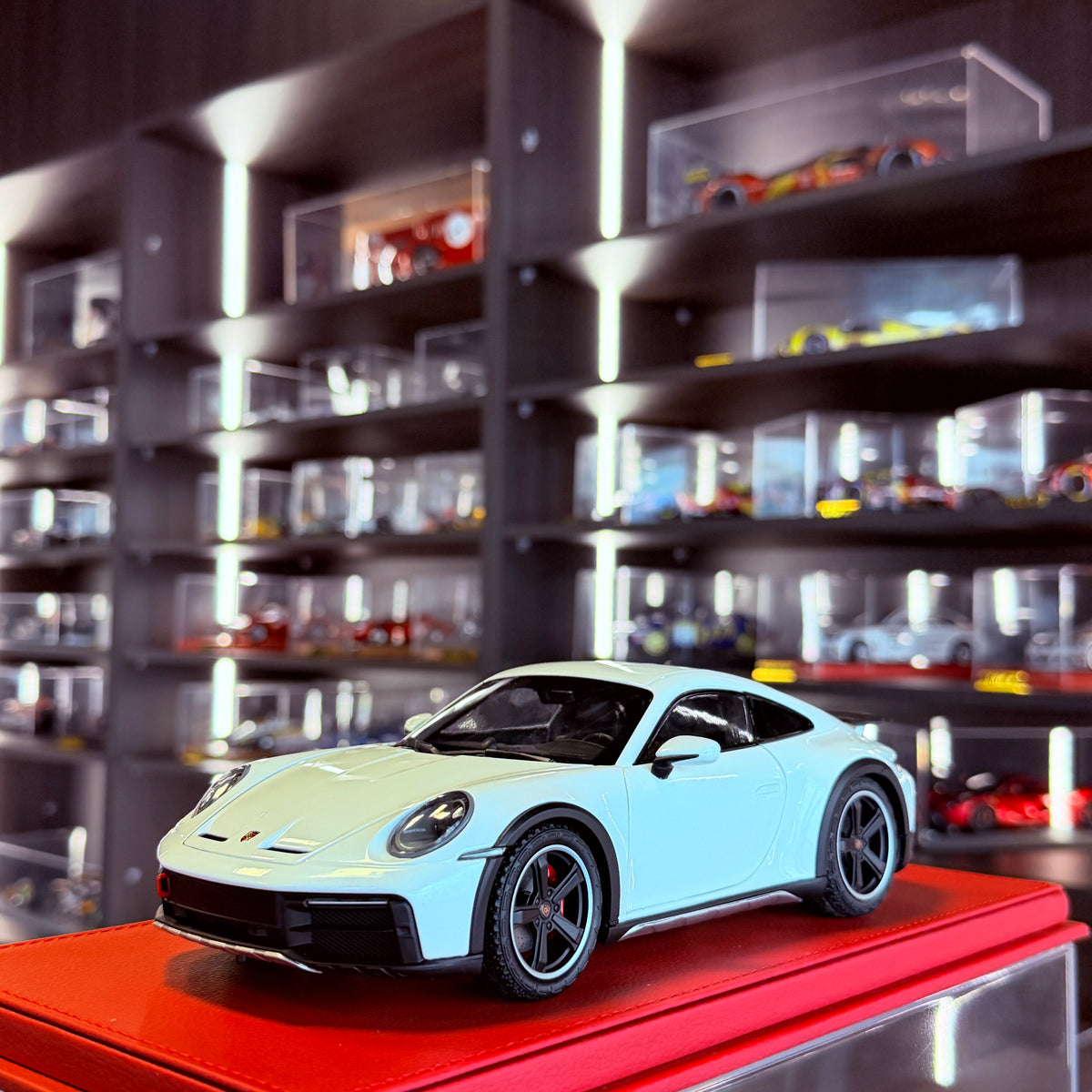 Minichamps Porsche 911 Dakar 2022 1:18 White rear with opening parts