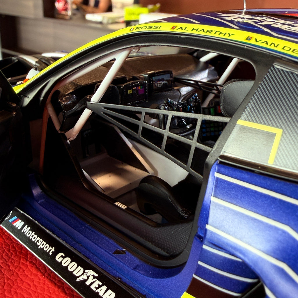 1:18 BMW M4 GT3 EVO Team WRT – V. Rossi / A. Al-Harthy / K. van der Linde – 1 812 KM, Katar 2025, Minichamps