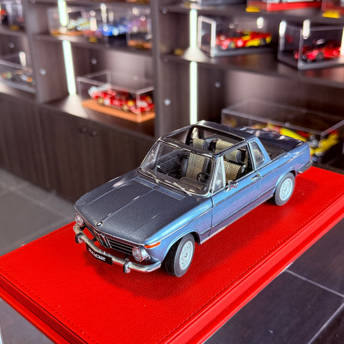 BMW 2002 Baur Cabrio 1:18 AUTOart Blue Metallic detail view