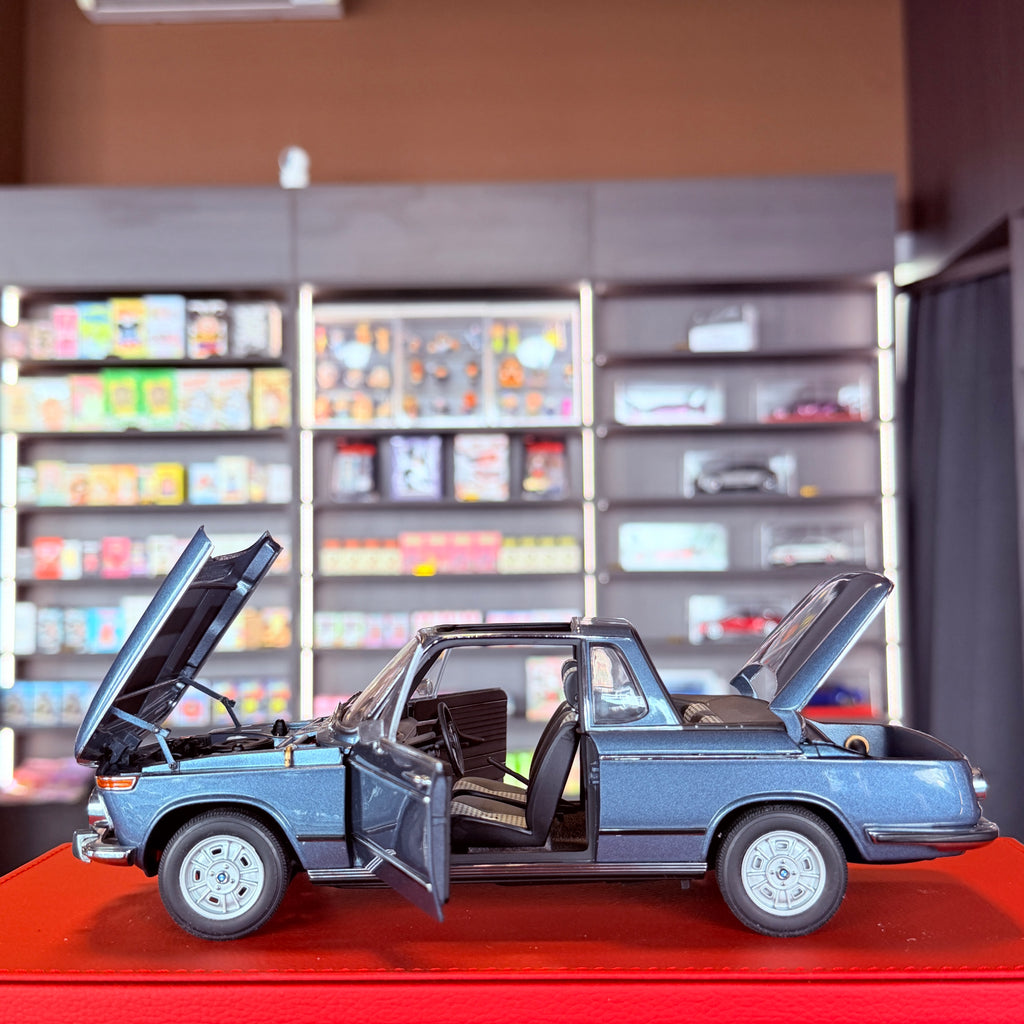 BMW 2002 Baur Cabrio 1:18 AUTOart open body panels side view