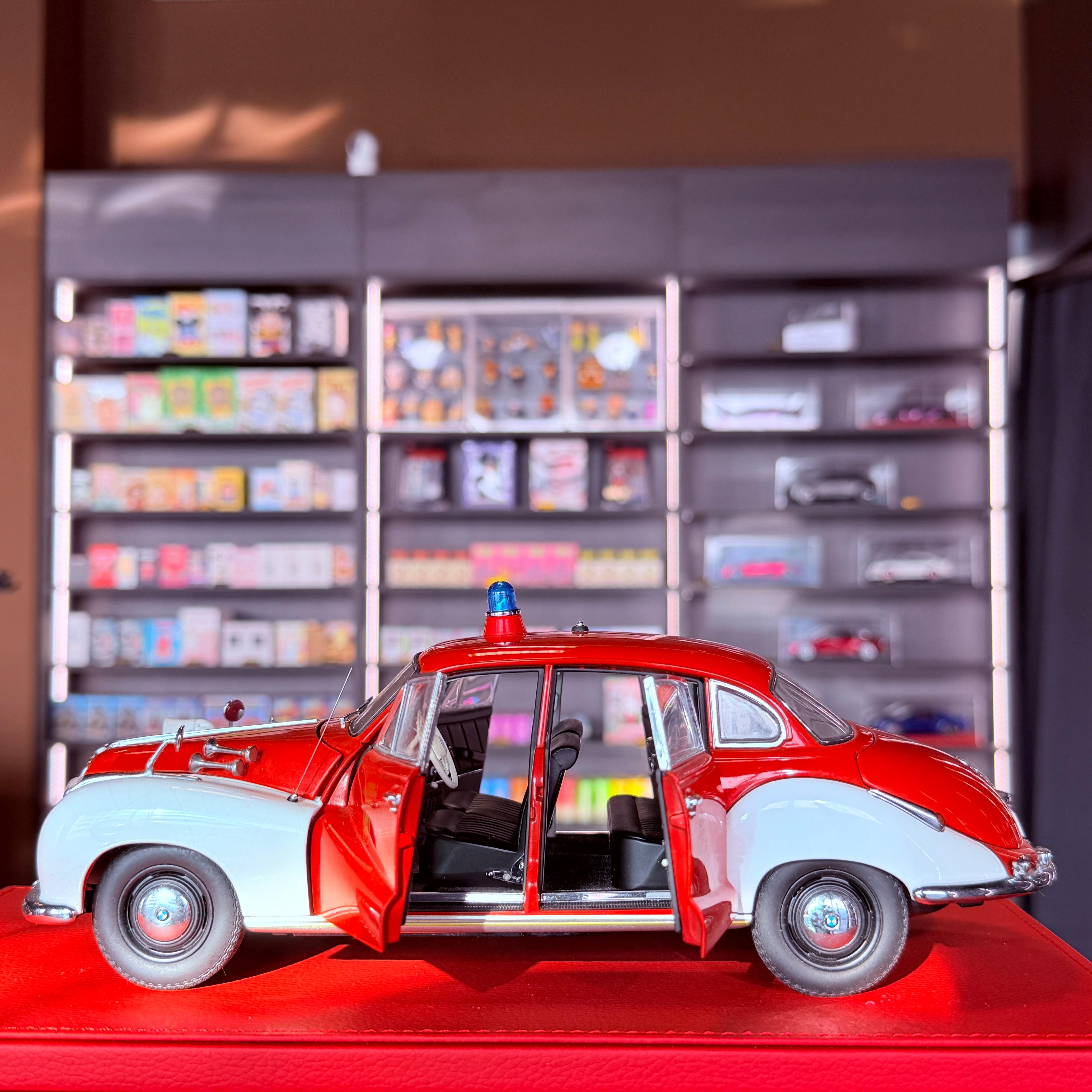 BMW 502 Fire Brigade 1:18 AUTOart side profile