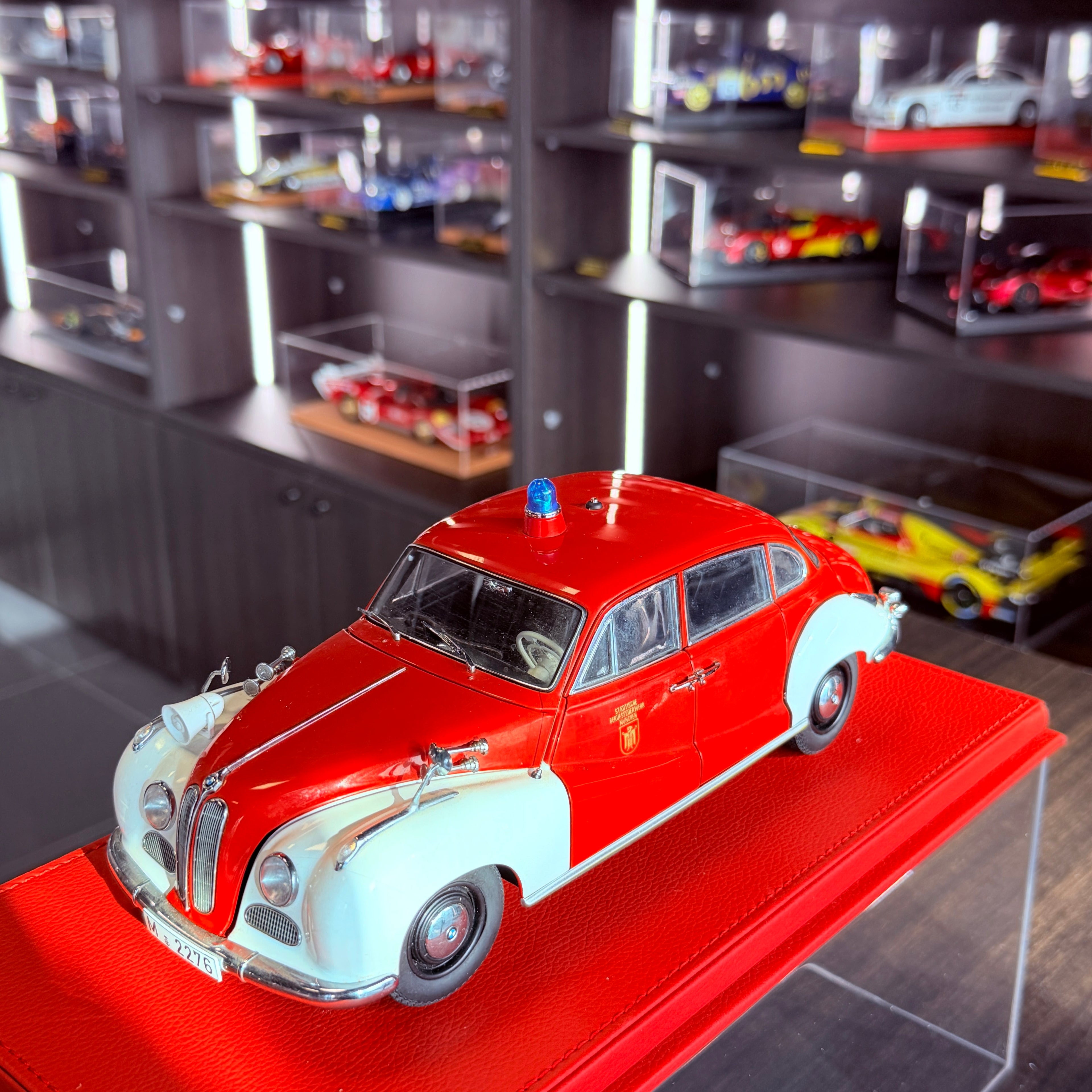BMW 502 Fire Brigade 1:18 AUTOart collector model