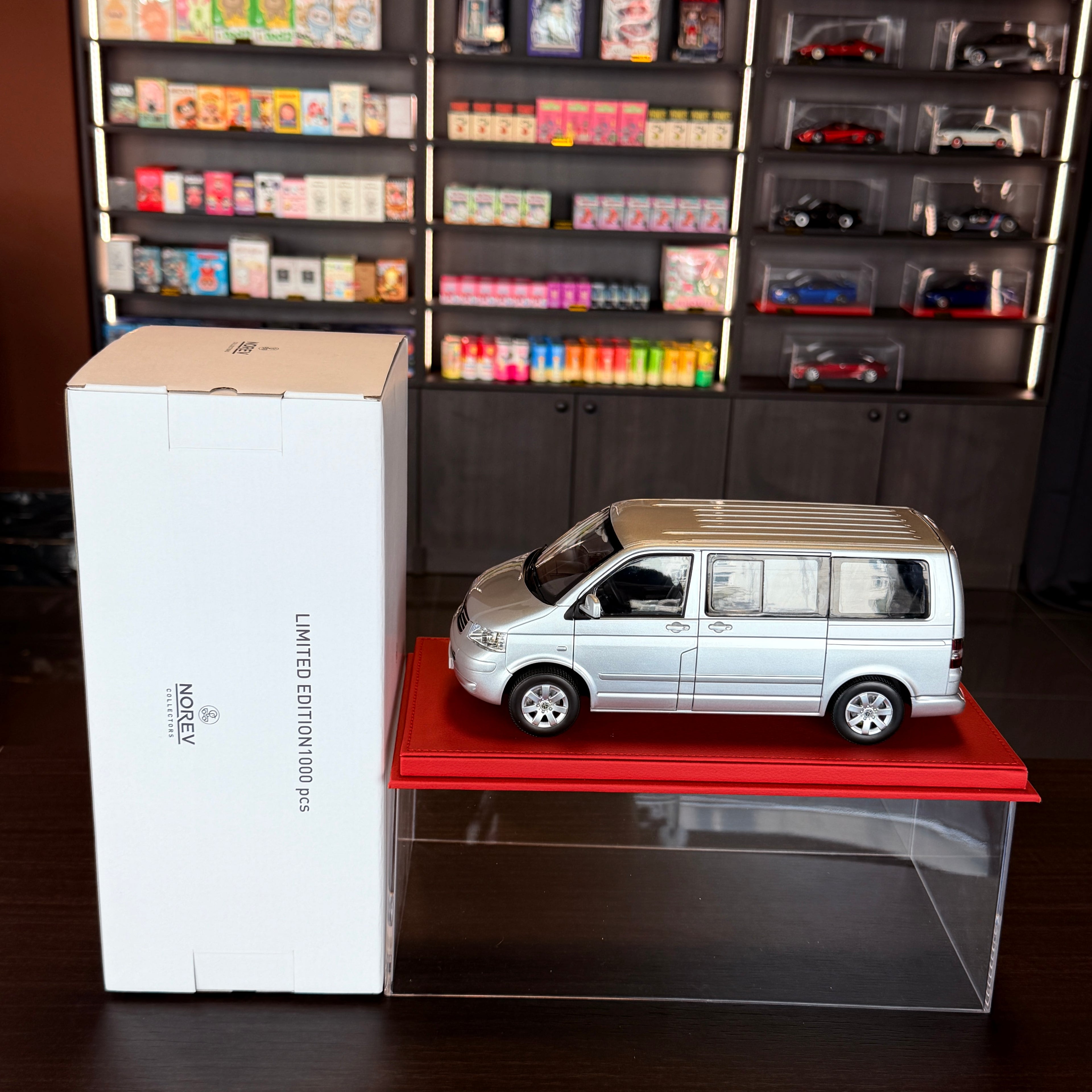 1:18 Volkswagen Multivan 2003 Silver – Limited Edition 1000 pcs от NOREV