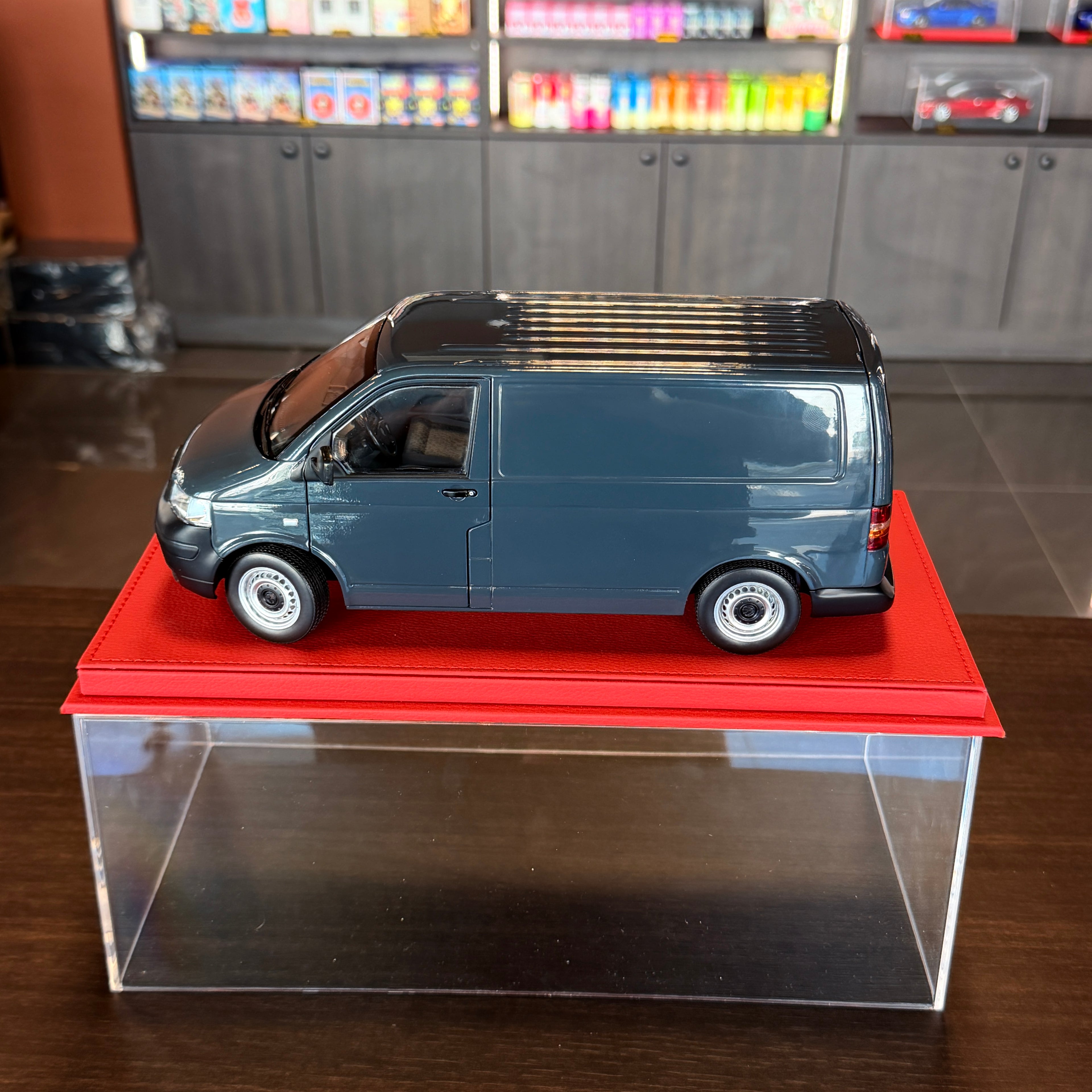 1:18 Volkswagen Transporter 2003, szürke, NOREV
