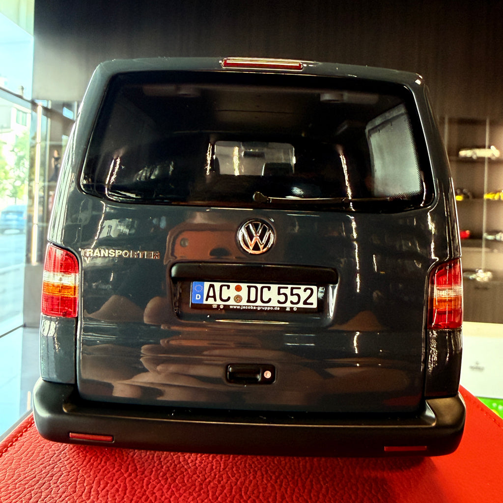 Volkswagen Transporter 1:18 του 2003, γκρι, από τη NOREV