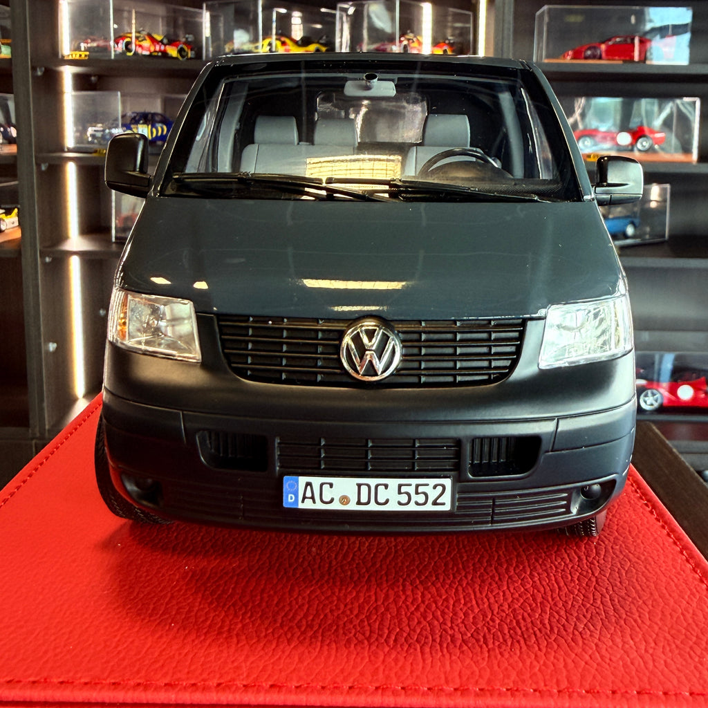 Volkswagen Transporter 1:18 του 2003, γκρι, από τη NOREV