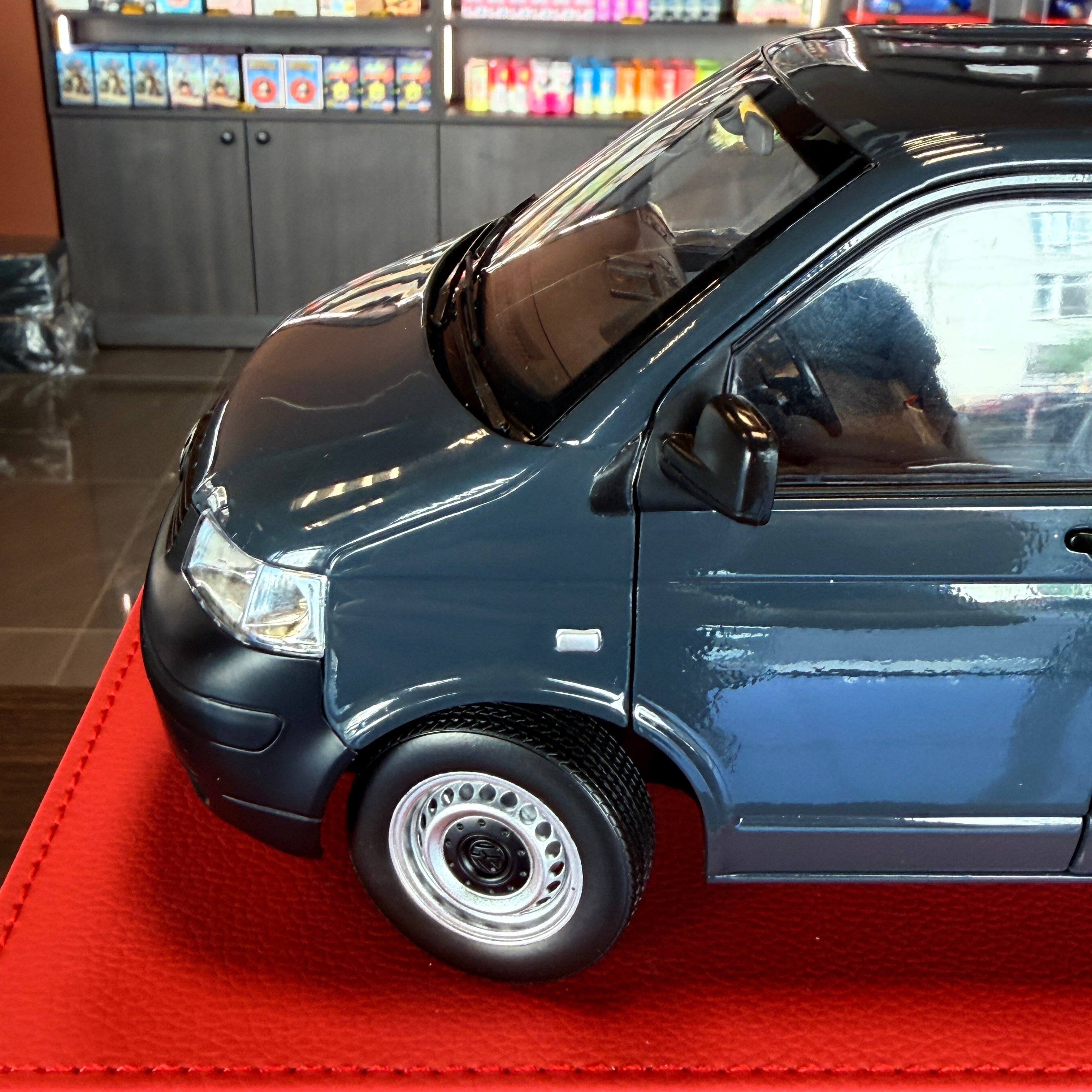Volkswagen Transporter 1:18 του 2003, γκρι, από τη NOREV