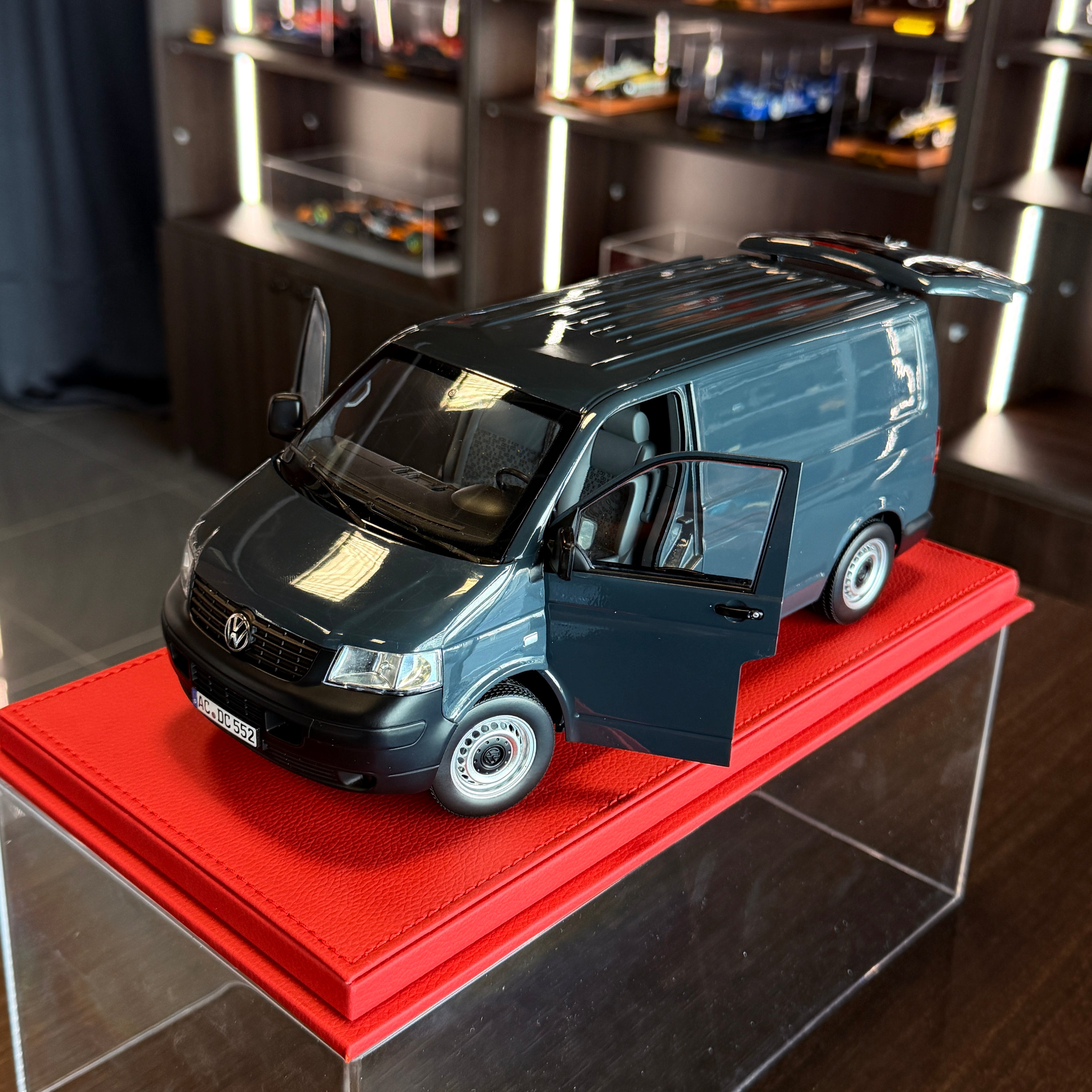 1:18 Volkswagen Transporter 2003, szürke, NOREV