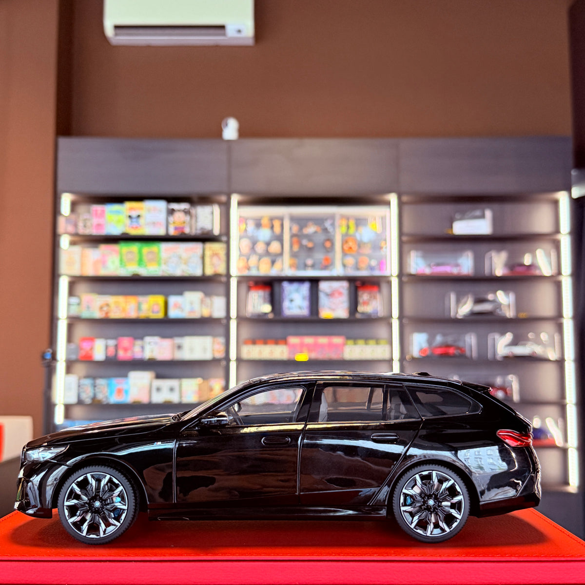 BMW i5 M60 Touring Black Metallic 2024 1:18 by Minichamps – front view