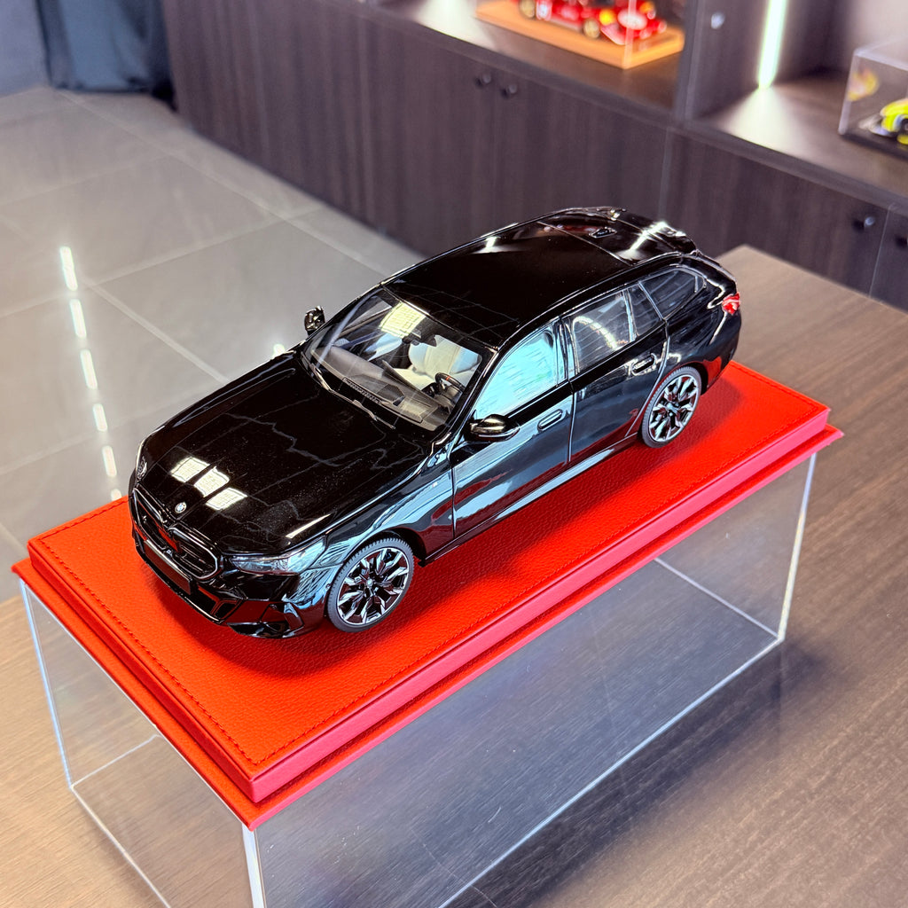 BMW i5 M60 Touring Black Metallic 2024 1:18 by Minichamps – rear opening detail