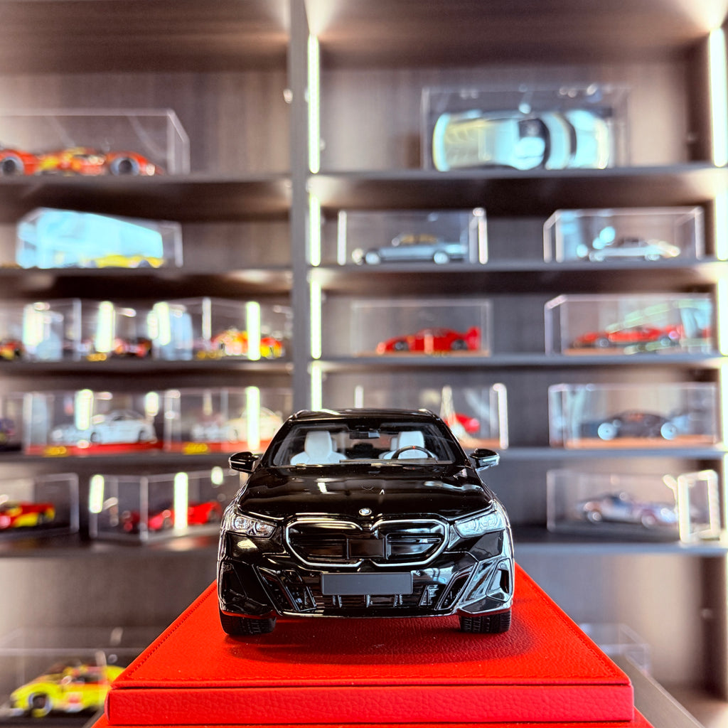 BMW i5 M60 Touring Black Metallic 2024 1:18 by Minichamps – side profile