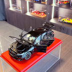 BMW i5 M60 Touring Black Metallic 2024 1:18 od společnosti Minichamps