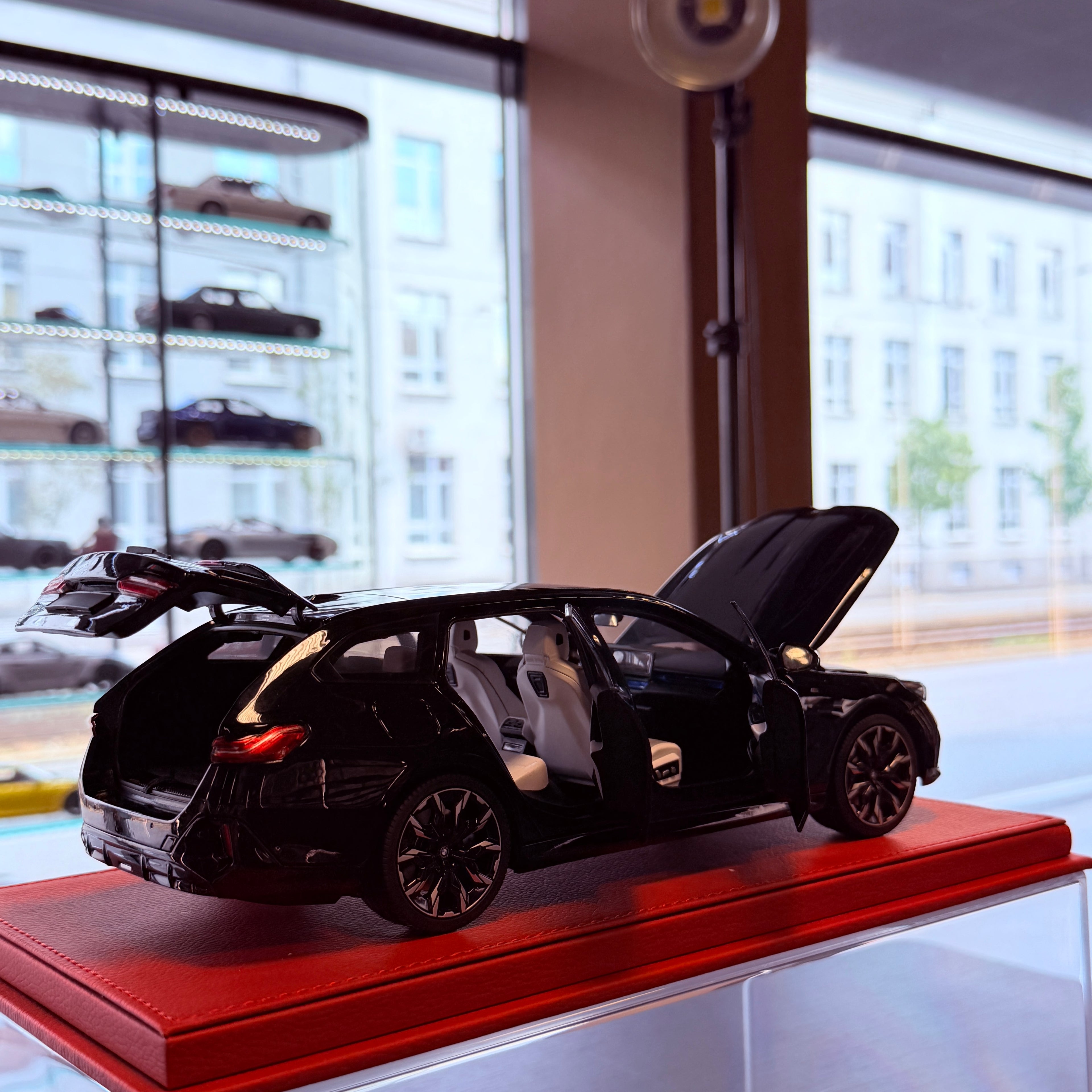BMW i5 M60 Touring Black Metallic 2024 1:18 by Minichamps – front three-quarter view