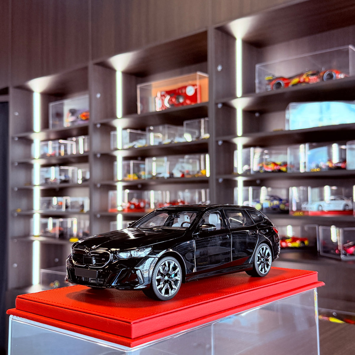 BMW i5 M60 Touring Black Metallic 2024 1:18 od společnosti Minichamps